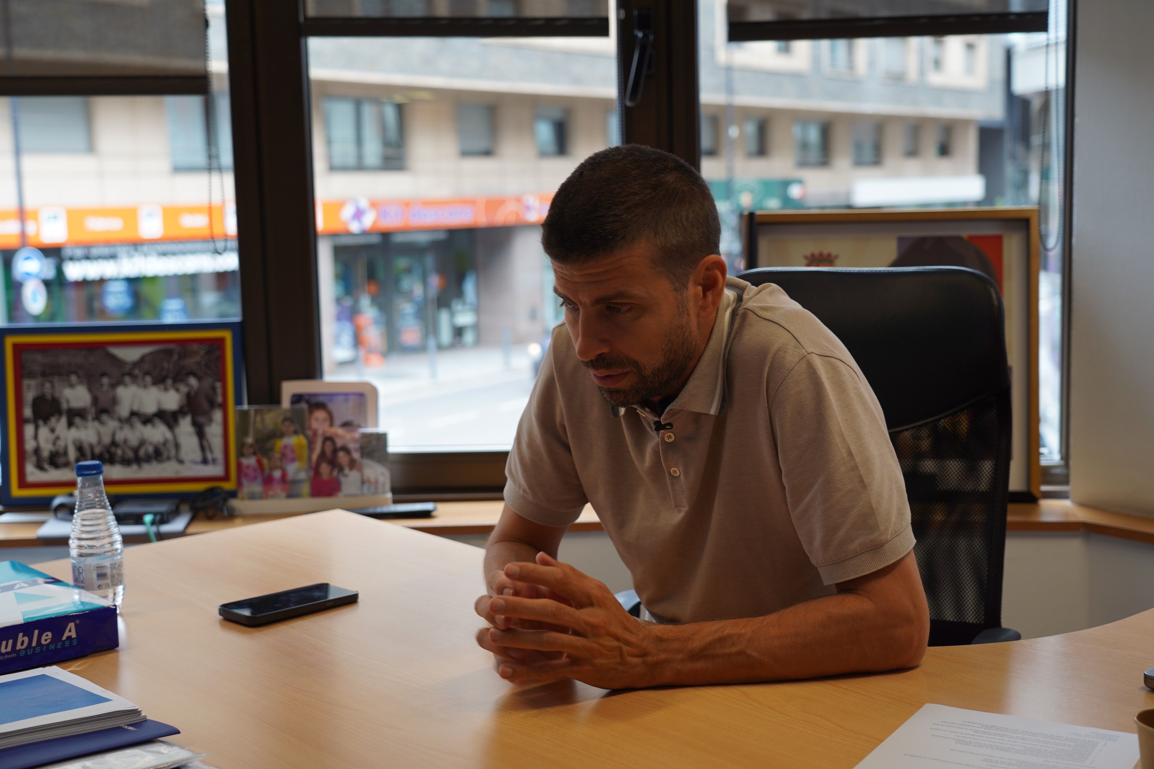 Piqué, al despatx del director general del club, Jaume Nogués. 