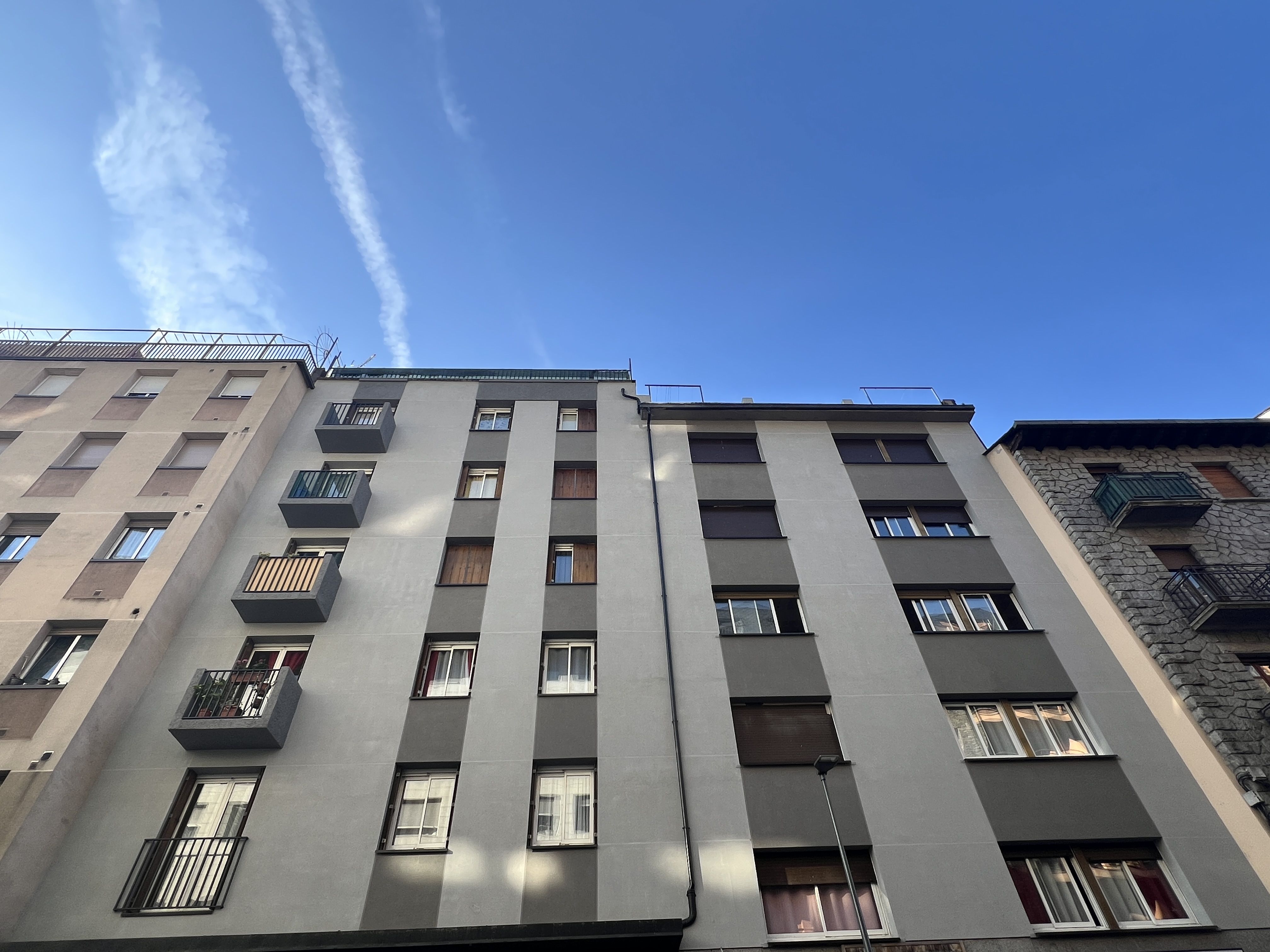 Al centre els dos blocs els llogaters des quals haurien rebut la comunicació.