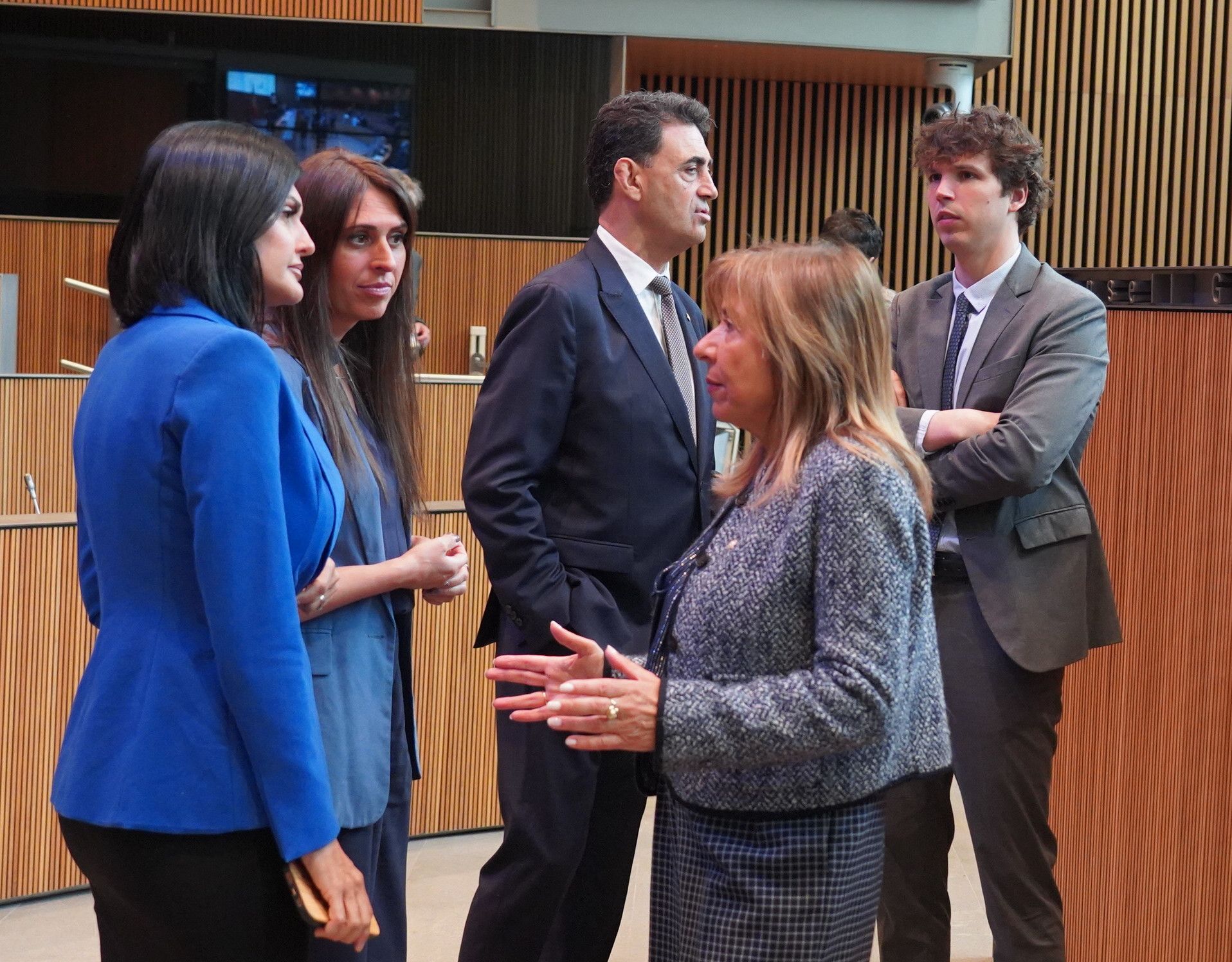 Marsol parla abans de la sessió amb Carine Montaner.
