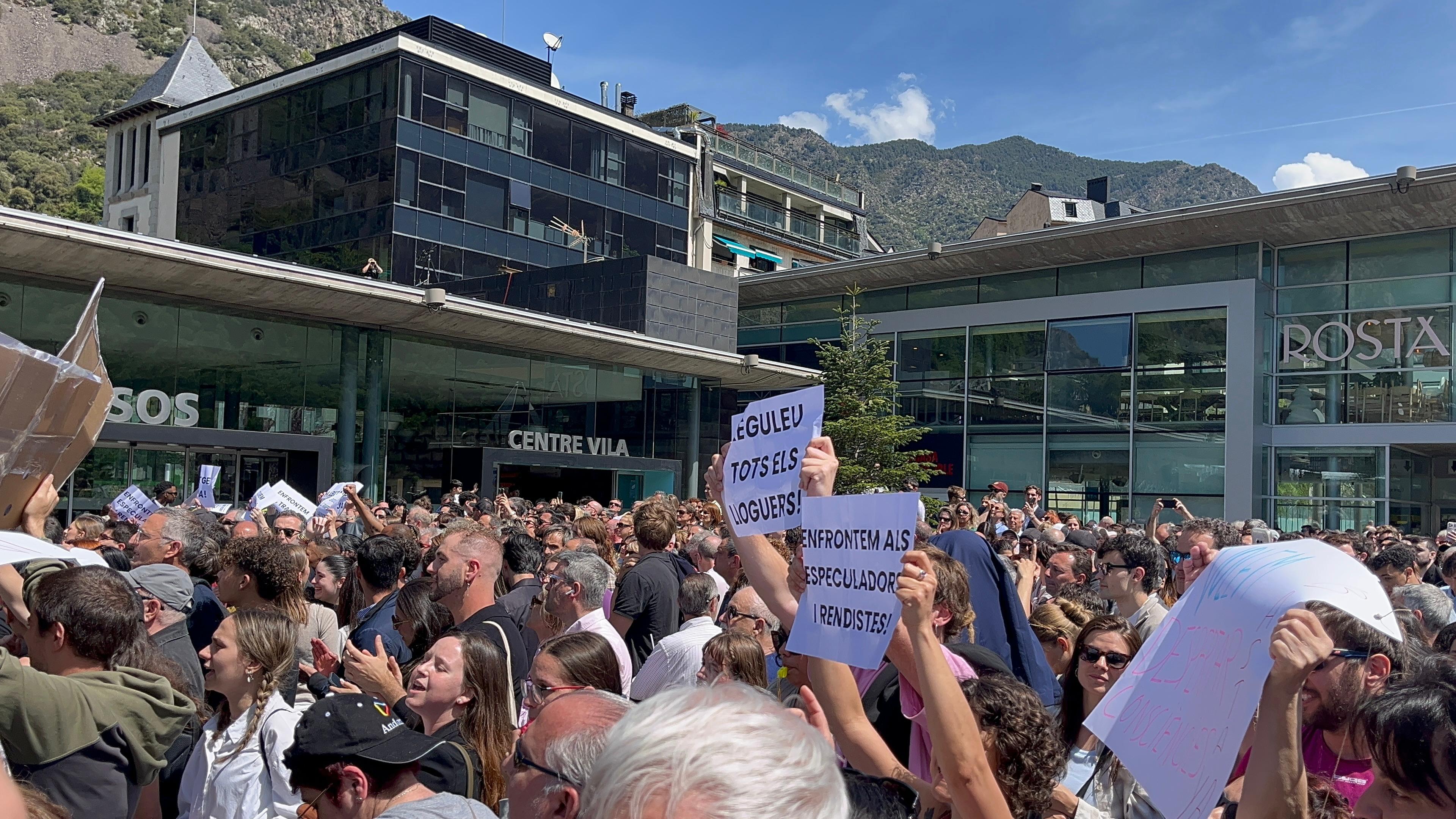 Cartells de protesta durant la intervenció d'Espot.