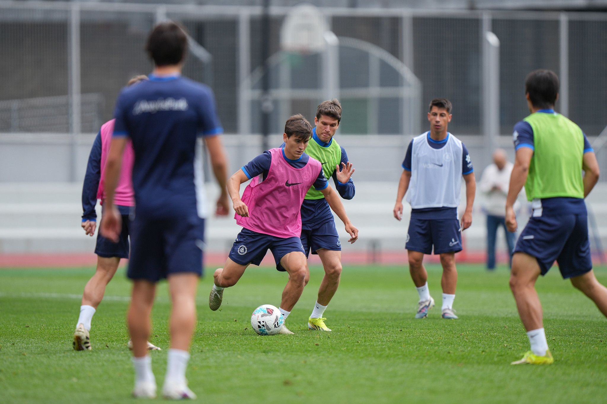 Marc Domènech, un dels jugadors apercebuts de sanció, controla la pilota a l'estadi Comunal.