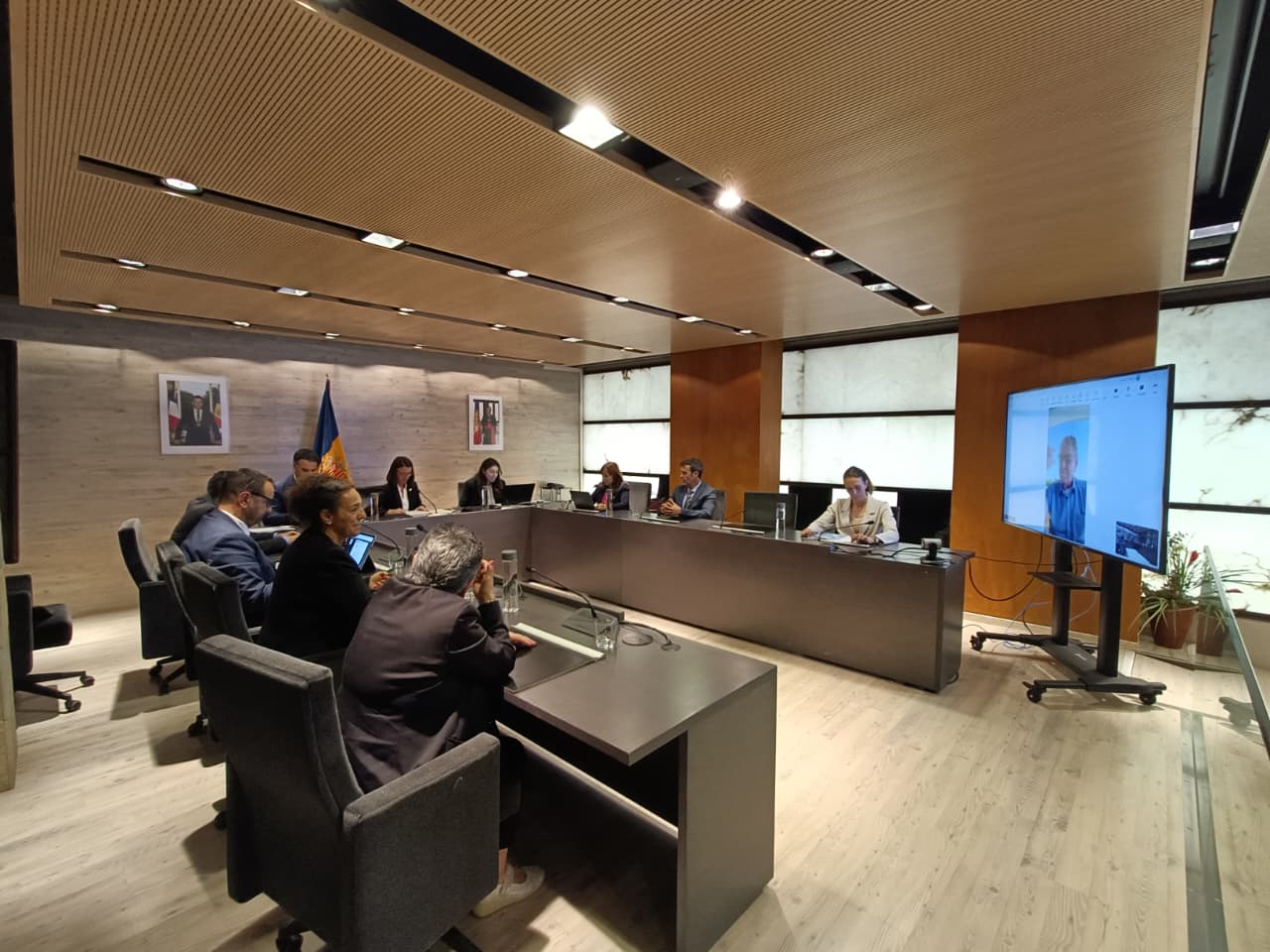 Un instant de la sessió de consell de comú d'Ordino amb Enric Dolsa connectat a distància.