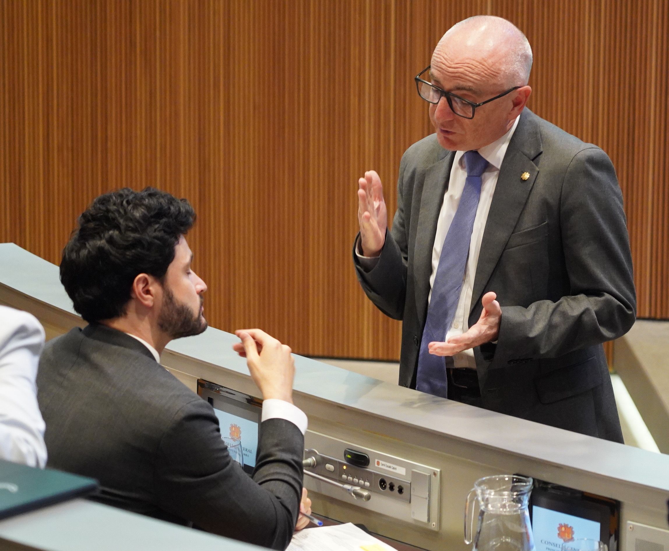 Cerni Escalé i Ramon Lladós parlen abans de la reanudació de la sessió.