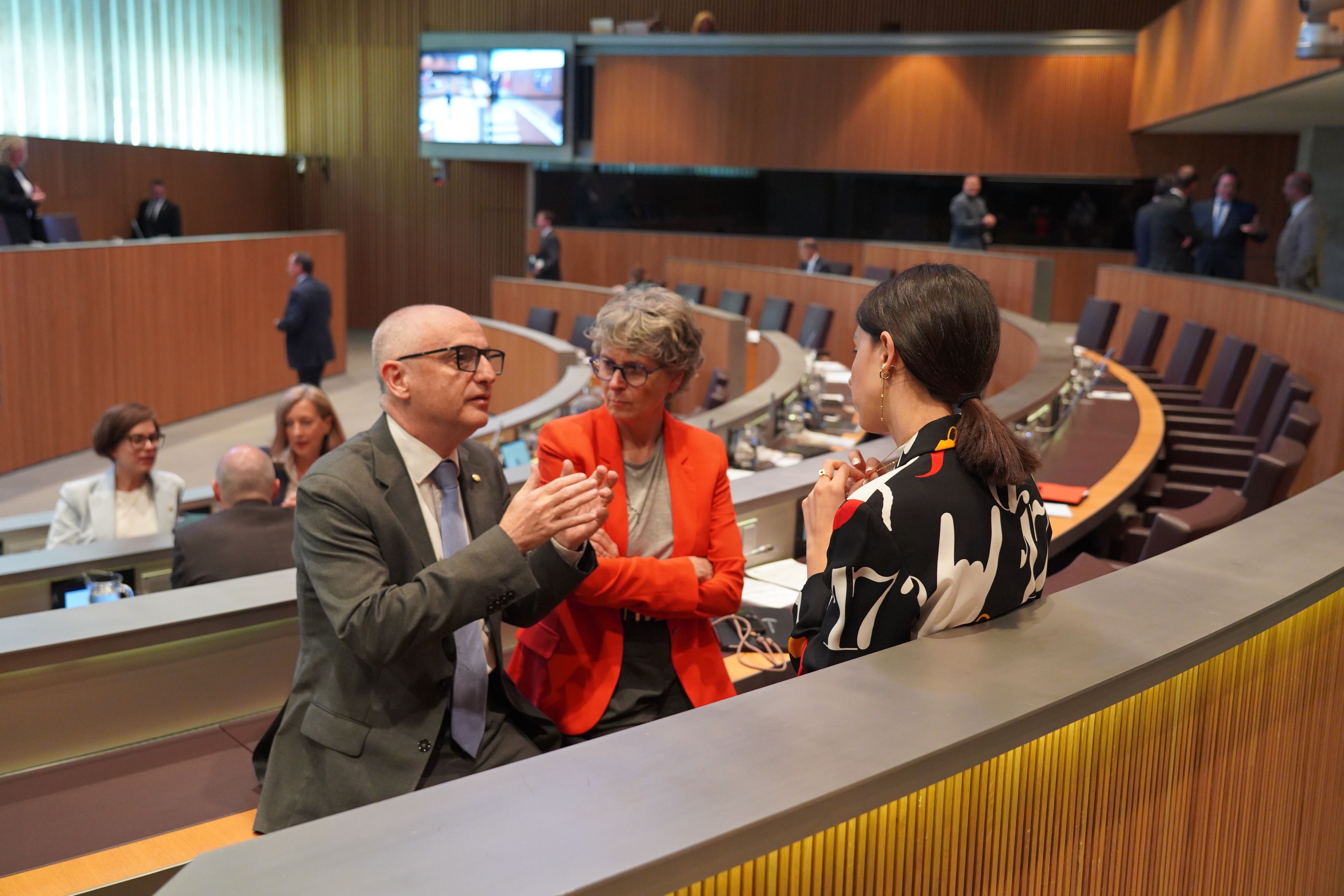 Lladós parla amb Susanna Vela i Laia Moliné, abans de reprendre la sessió.