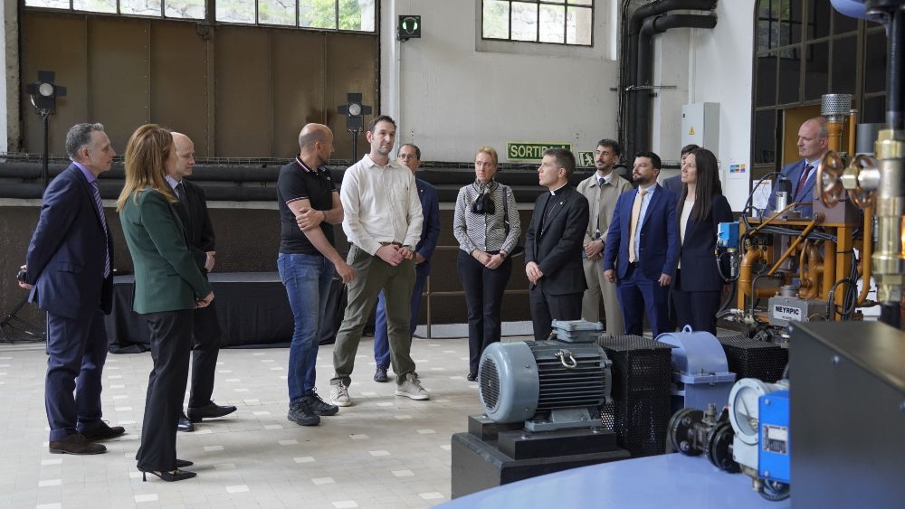 El copríncep episcopal visita FEDA per conèixer els projectes i el funcionament del grup.