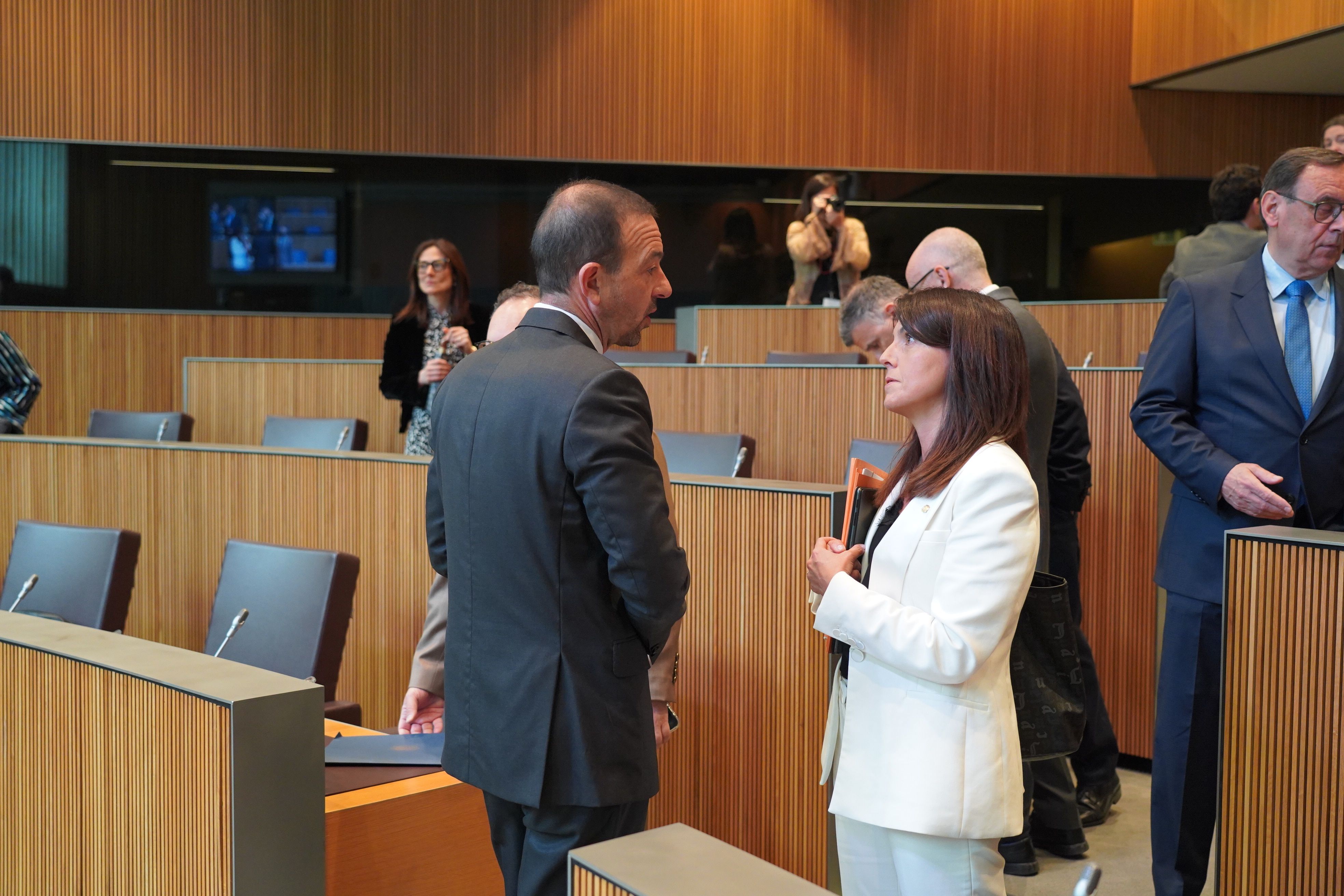 El ministre Tores xerra amb Meritxell Alcobé abans de la sessió.