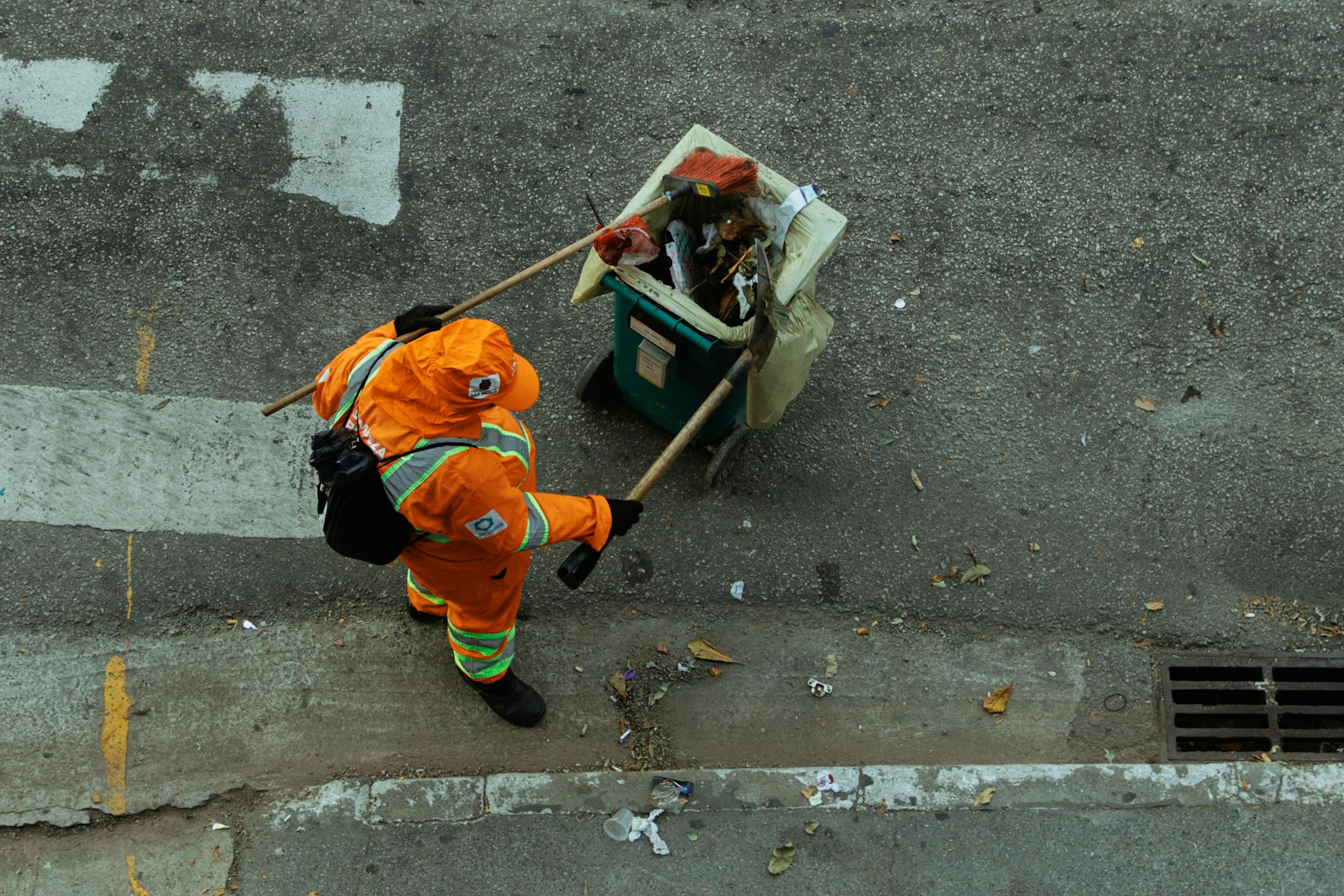 Un treballador d'un servei d'higiene urbà.