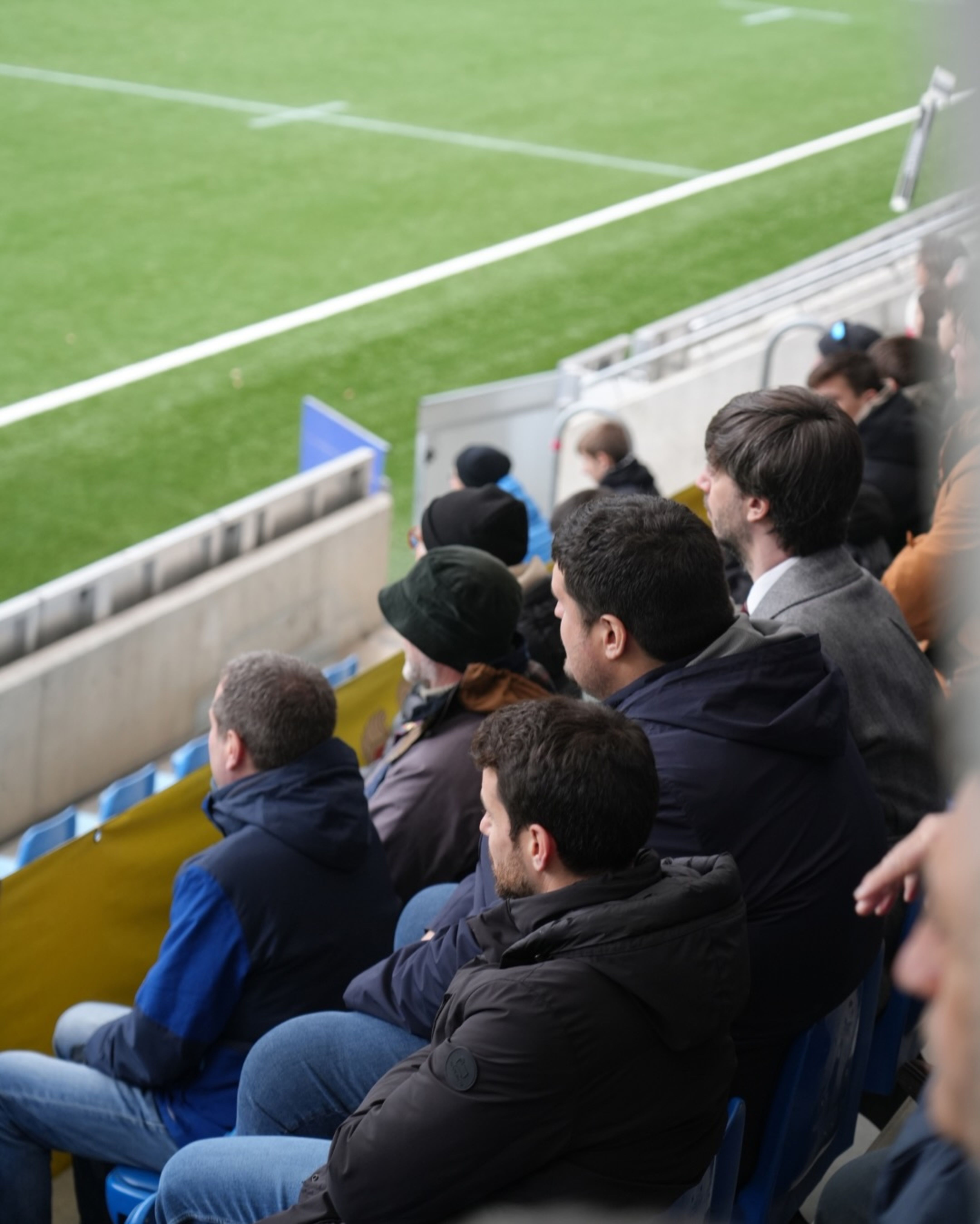 El fins ara president, Eric Risco, entre el síndic i el secretari d'Estat Marc Saura en la llotja de l'Estadi Nacional durant un partit.