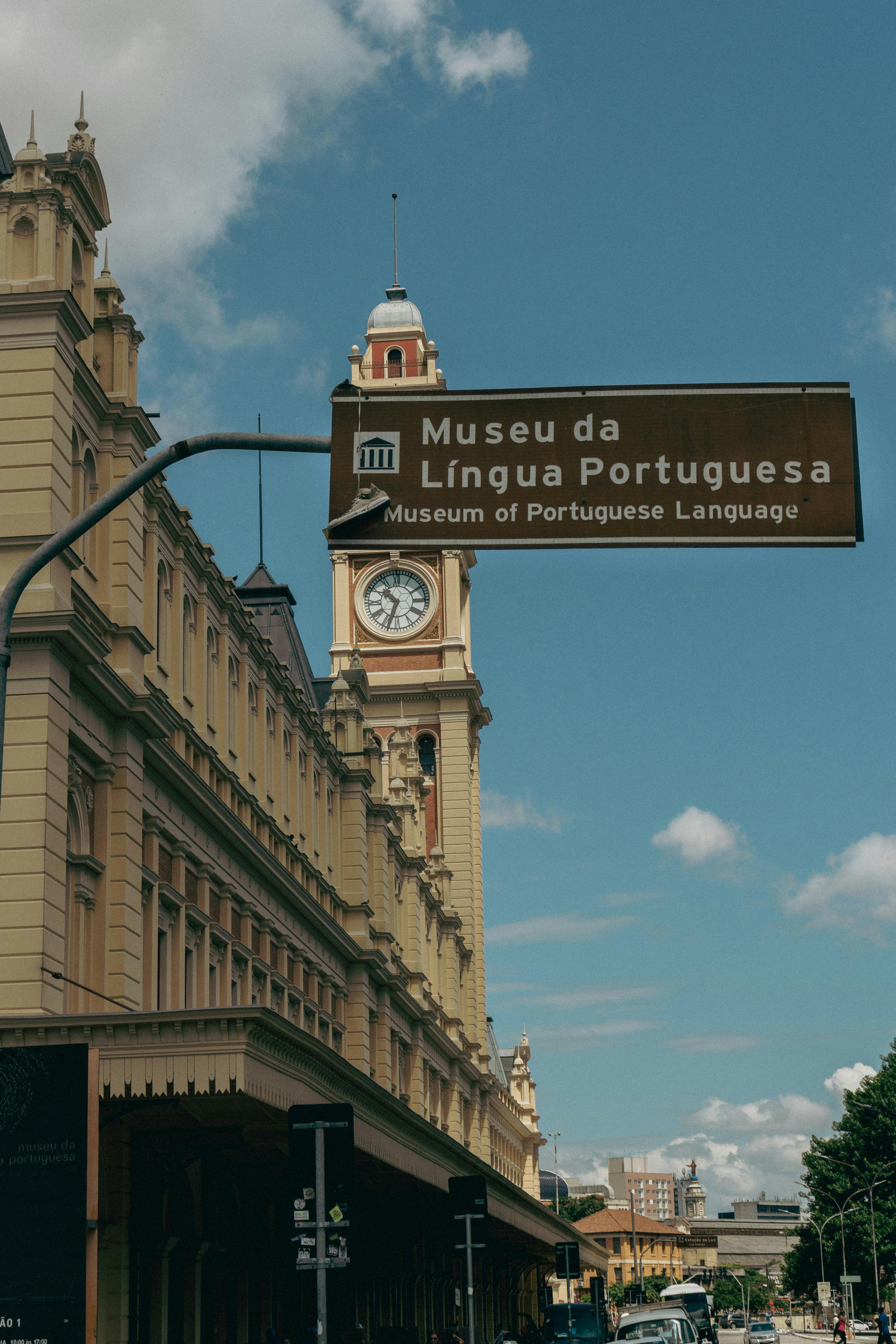 Un cartell que indica el museu de la llengua portuguesa.