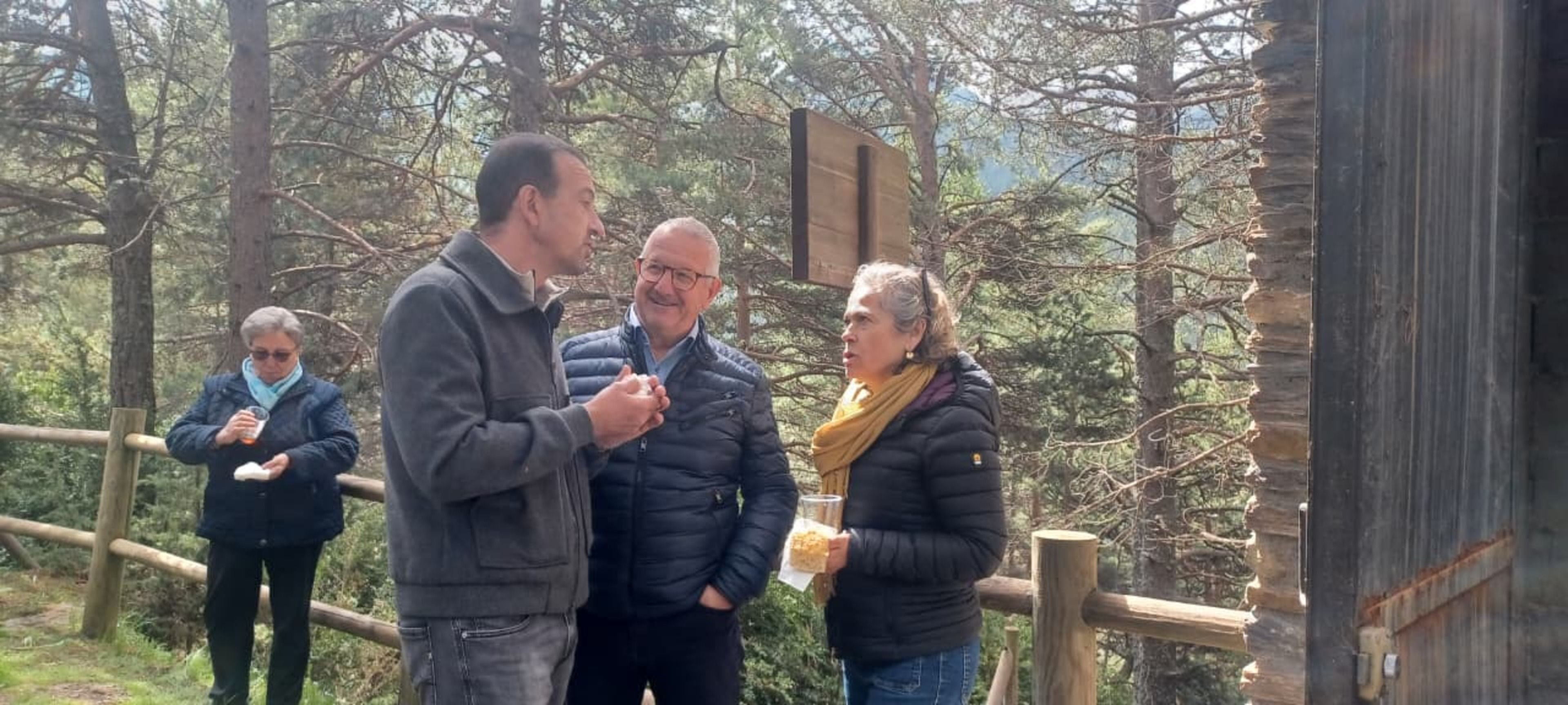 Jordi Torres conversant amb altres assistents a la Diada de Sant Jaume dels Cortals.