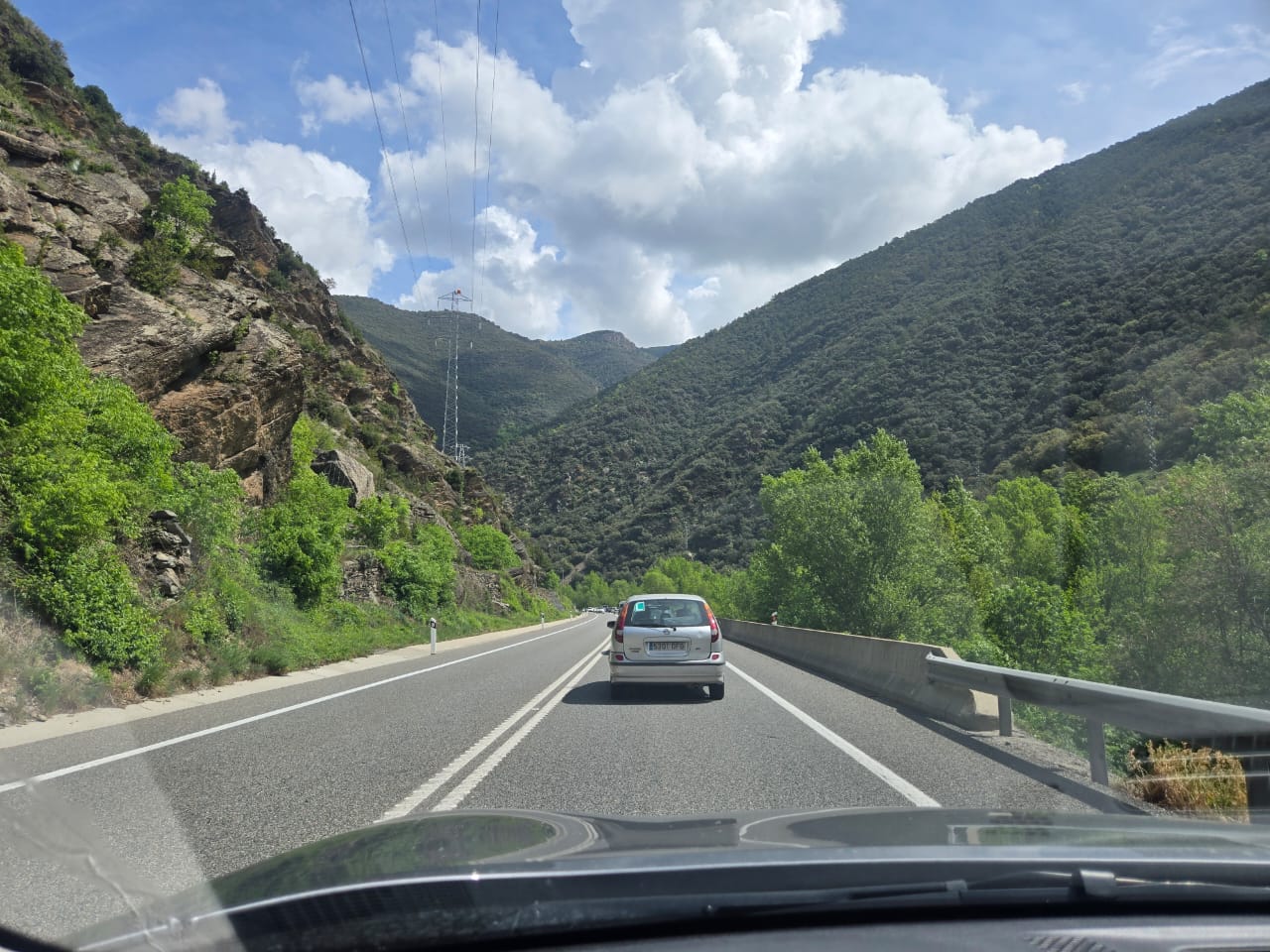 Un dels vehicles afectats, fent cua de pujada al Principat. 