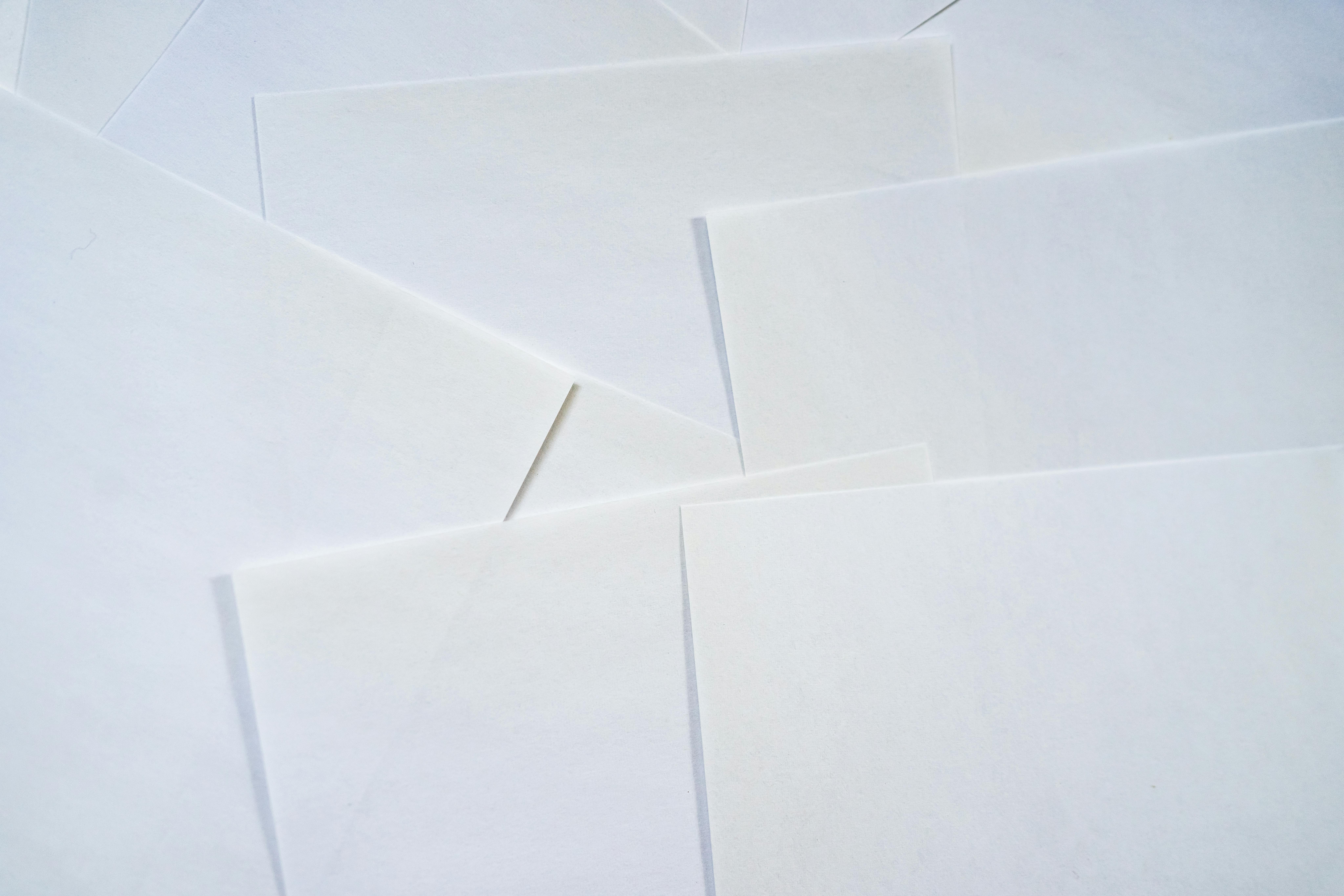 Fulls en blanc.