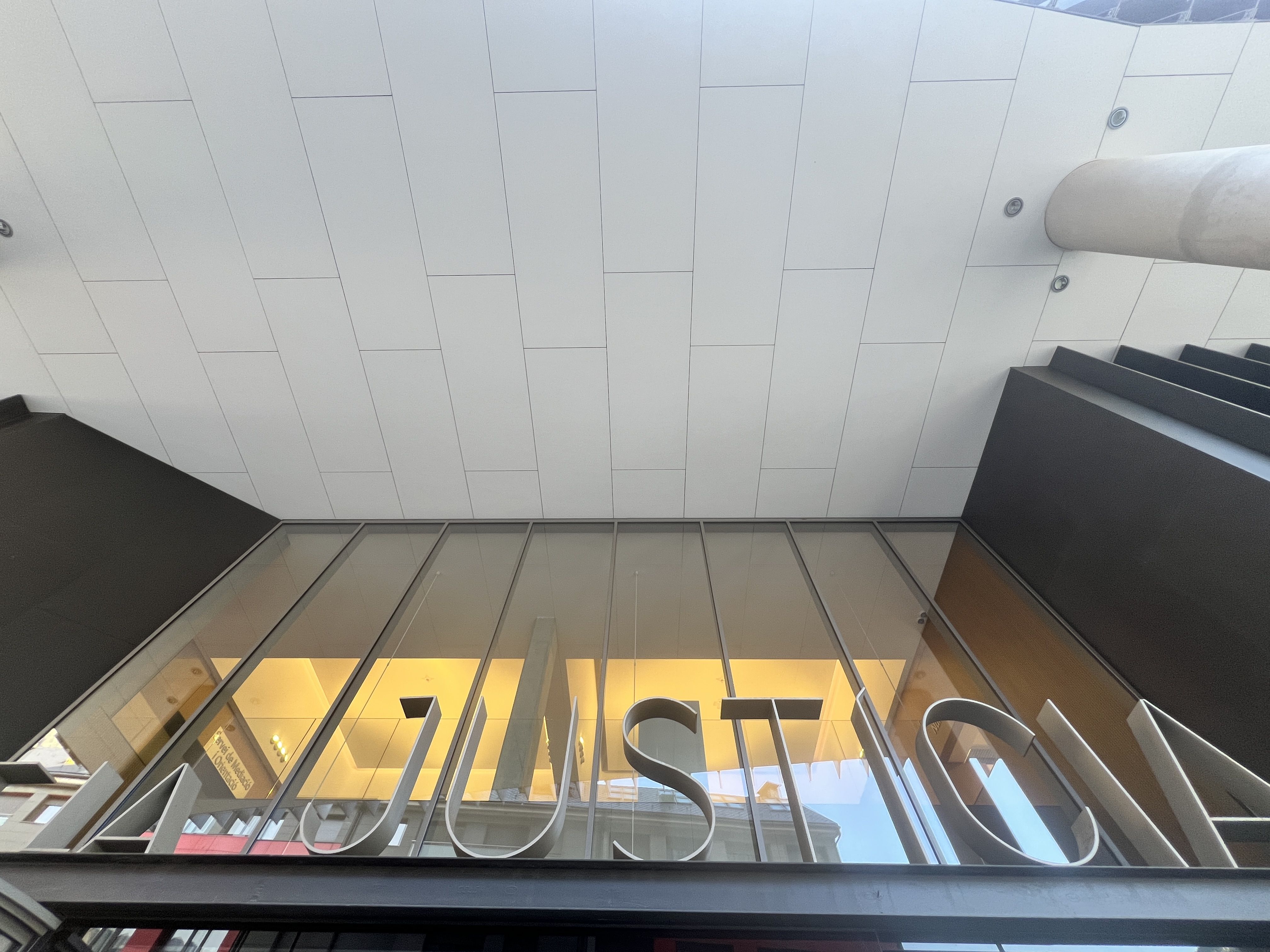 Una imatge de l'entrada de la Seu de la Justícia.
