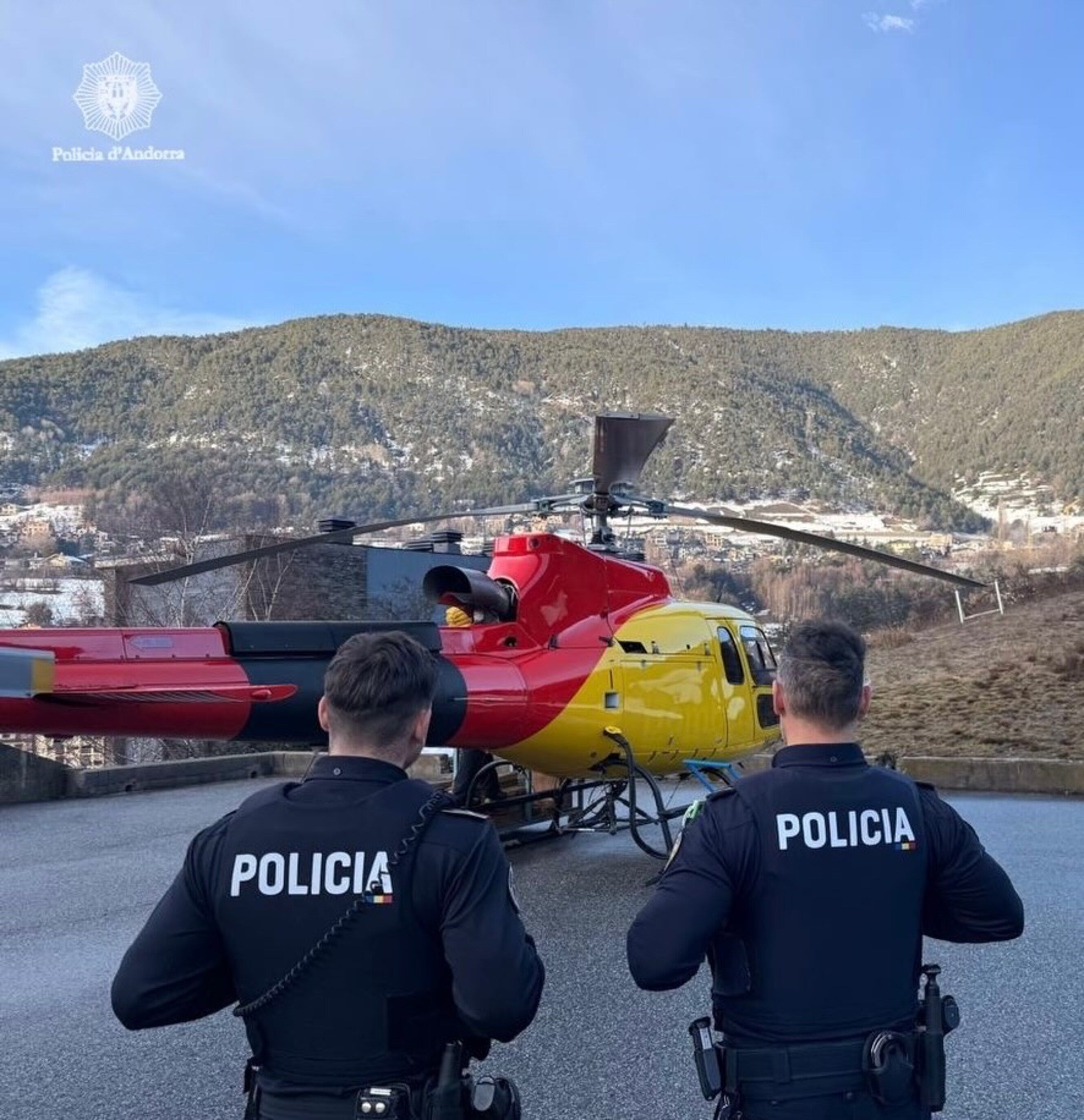 Dos agents de policia controlant un helicòpter.