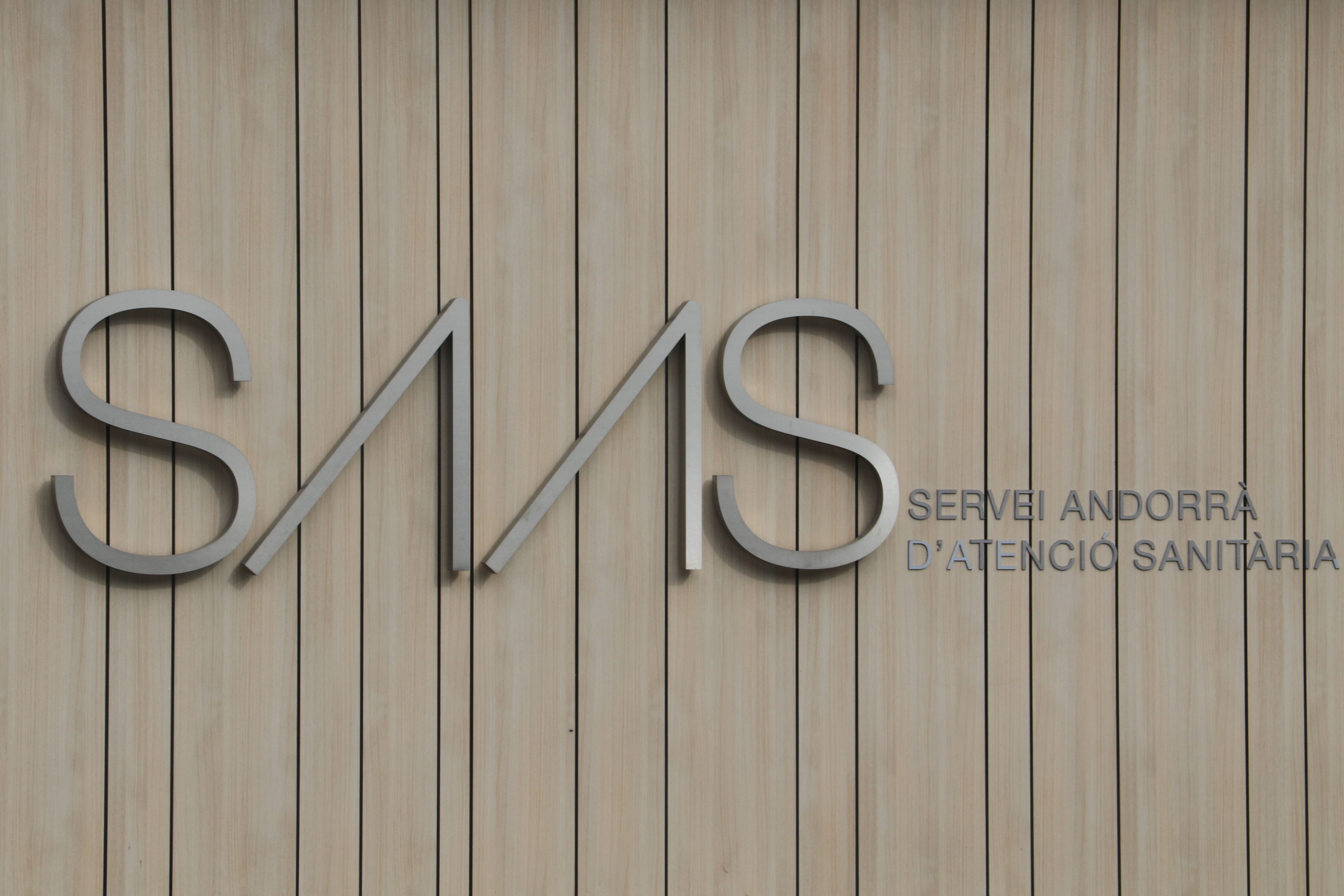 Rètol del SAAS a la façana de l'accés principal de l'hospital.
