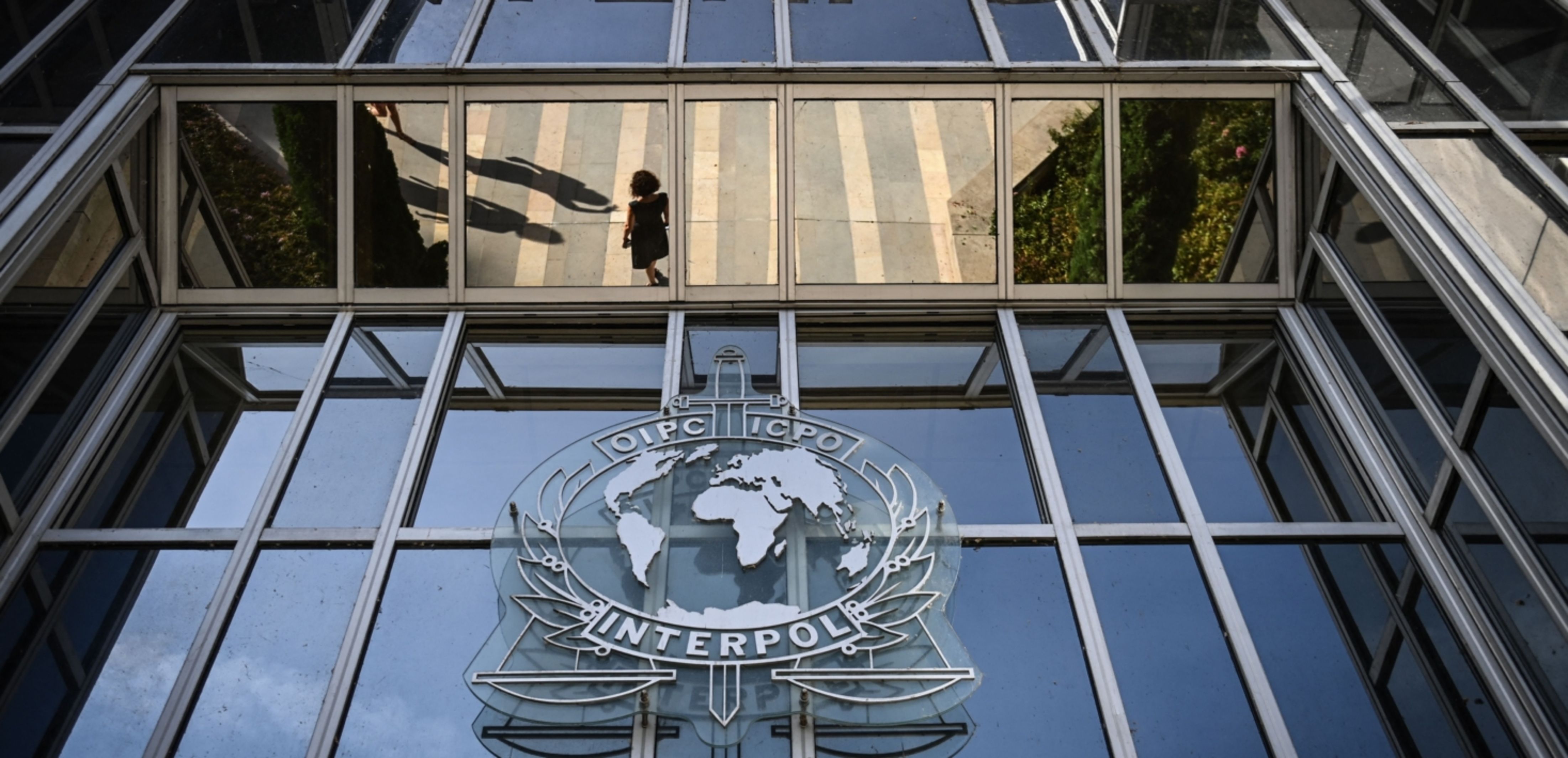 Una imatge d'una seu de la Interpol.