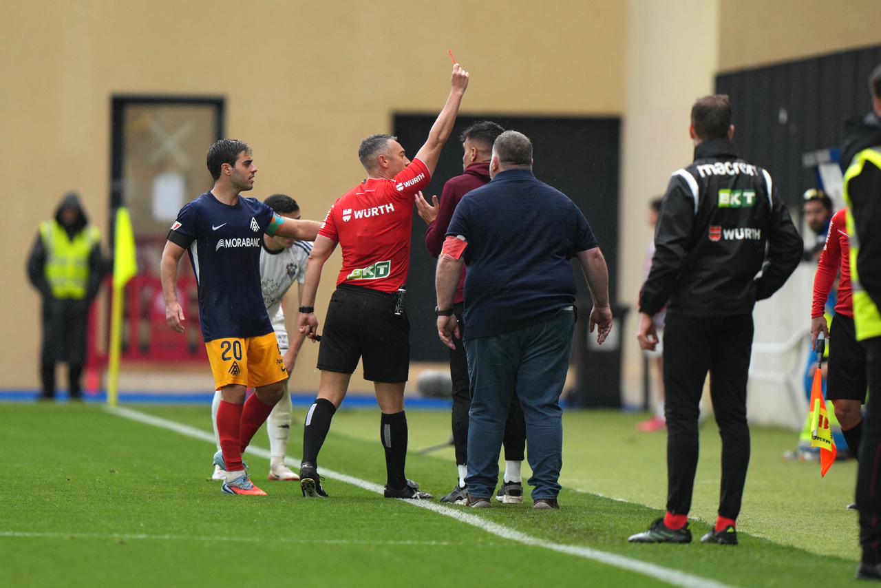 El col·legiat aragonès Alonso de Ena Wolf, expulsant un dels integrants de la banqueta de l'FC Andorra.