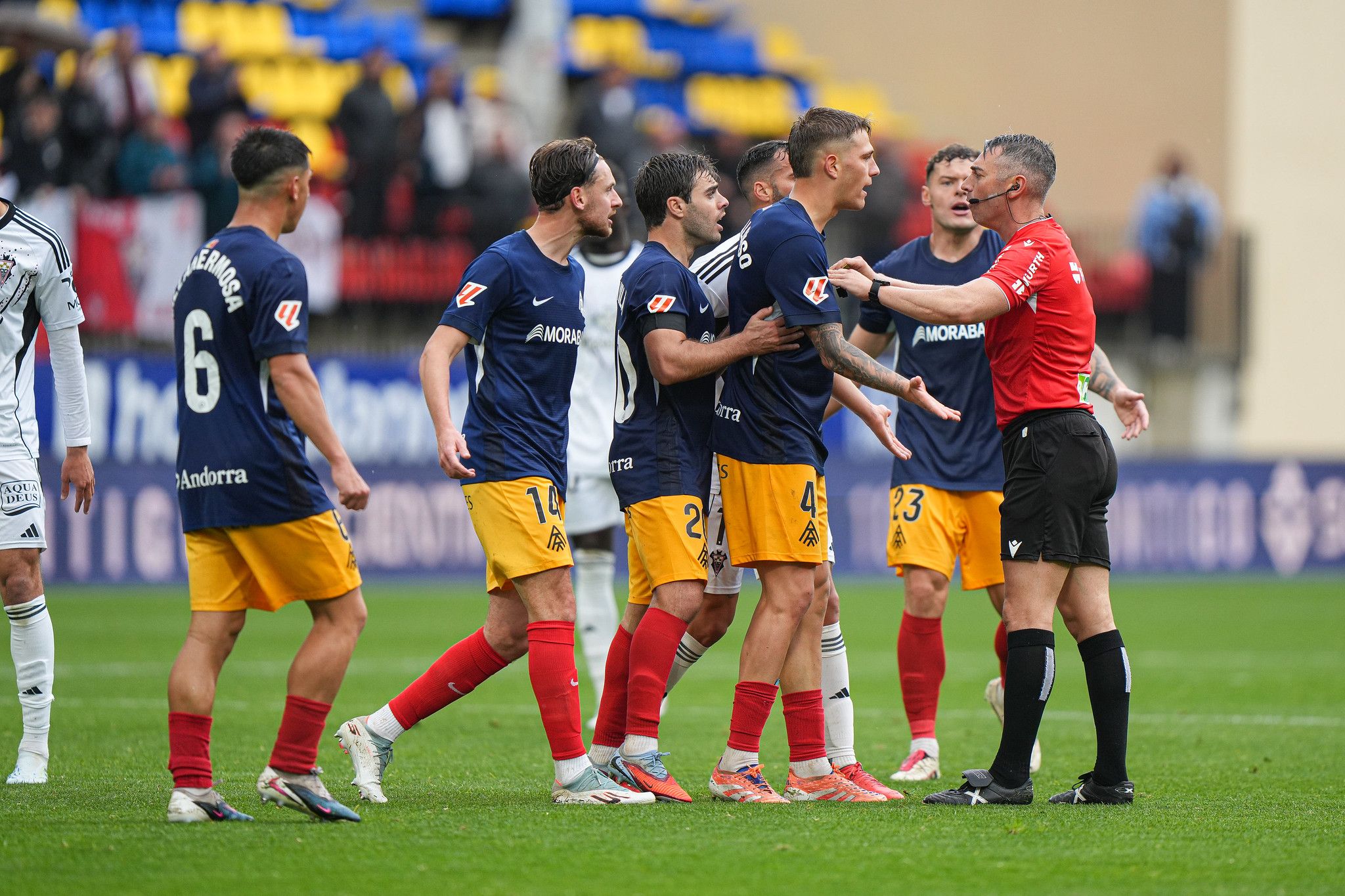 Els jugadors de l'FC Andorra, incrèduls davant les decisions de De Ena Wolf.