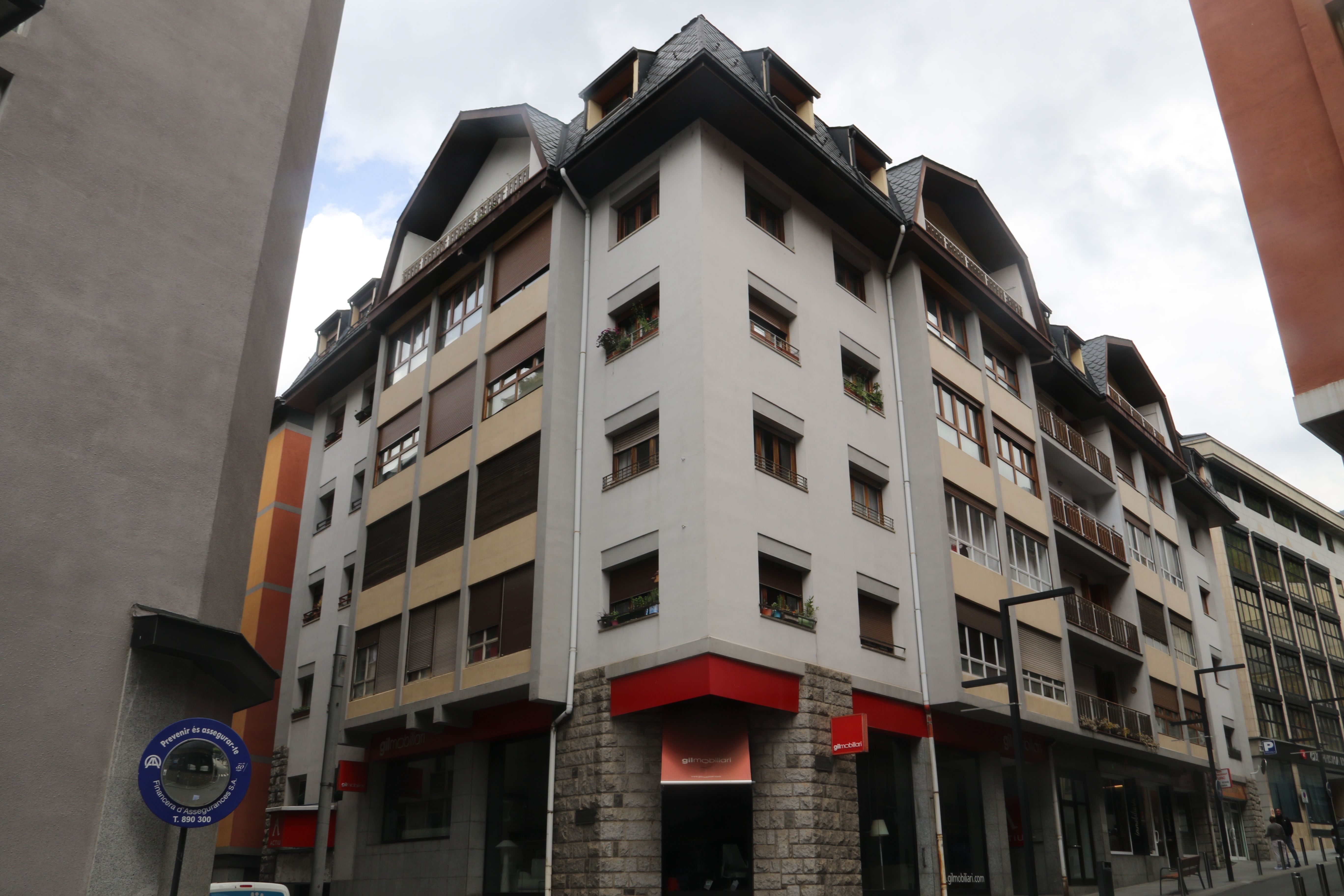 Una imatge de l'edifici que té l'accés pel número 16 de l'avinguda del Fener.