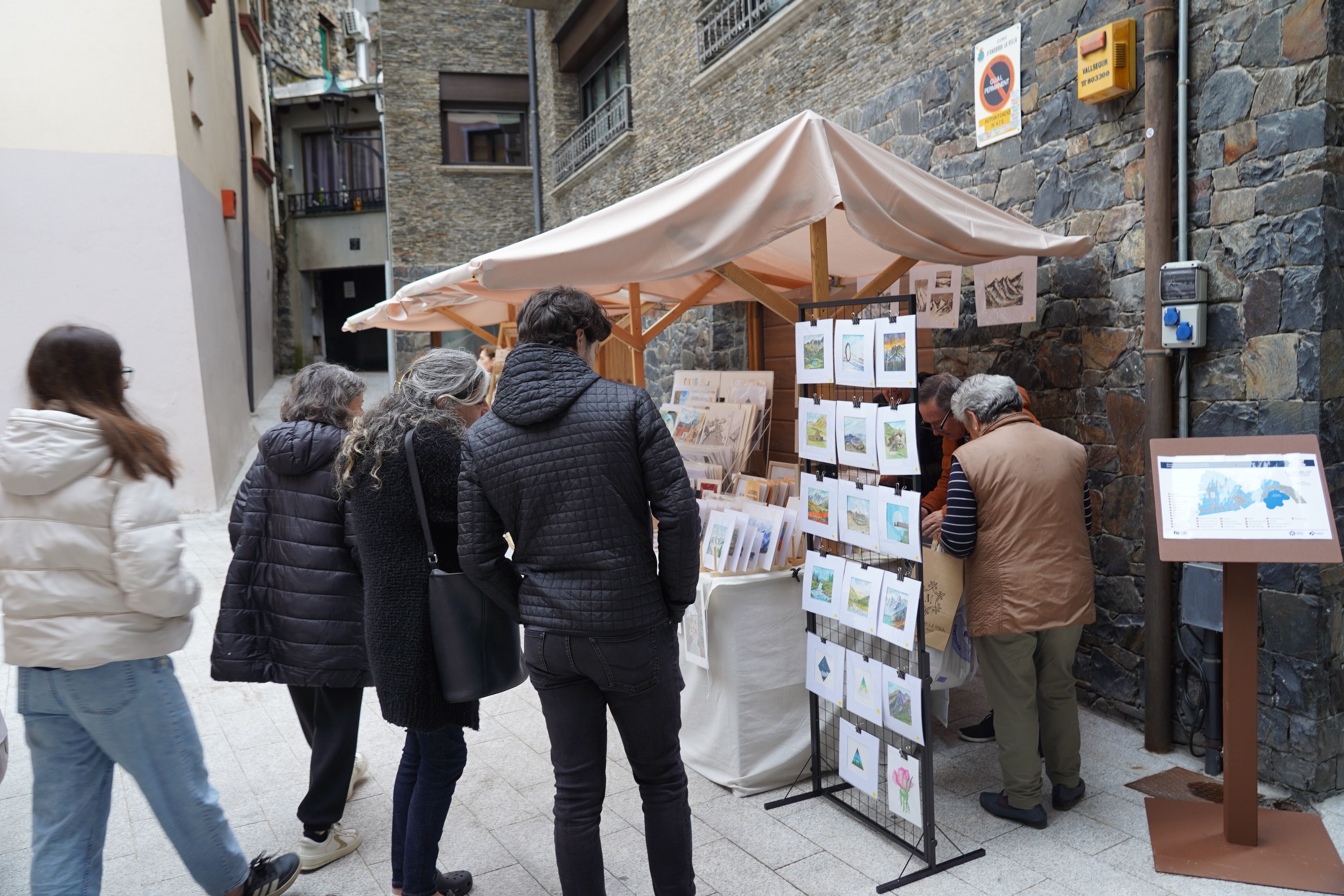 Un expositor de pintures.