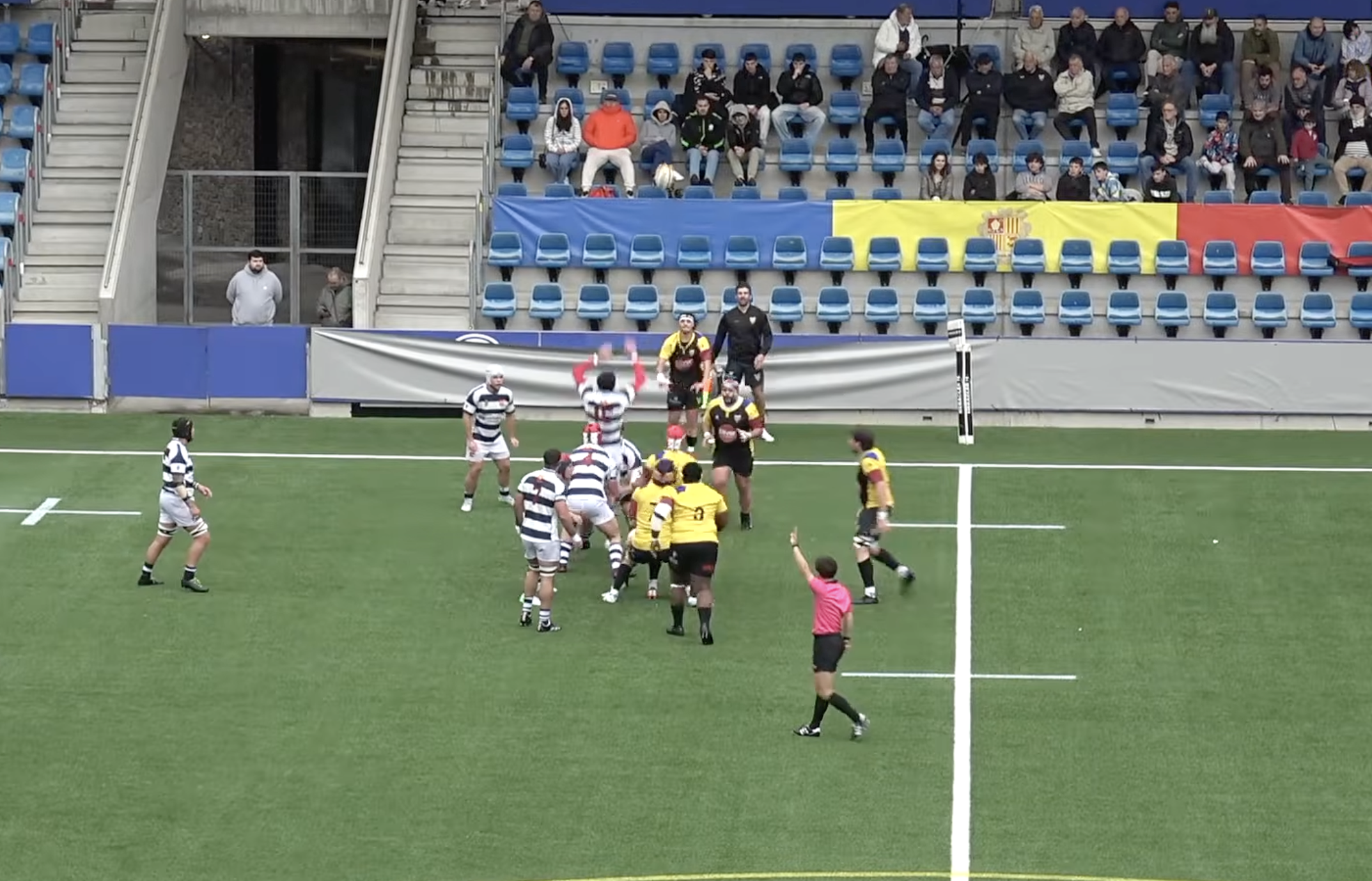 Un dels instants del duel entre el VPC Andorra i el Soto del Real, a l'Estadi Nacional.