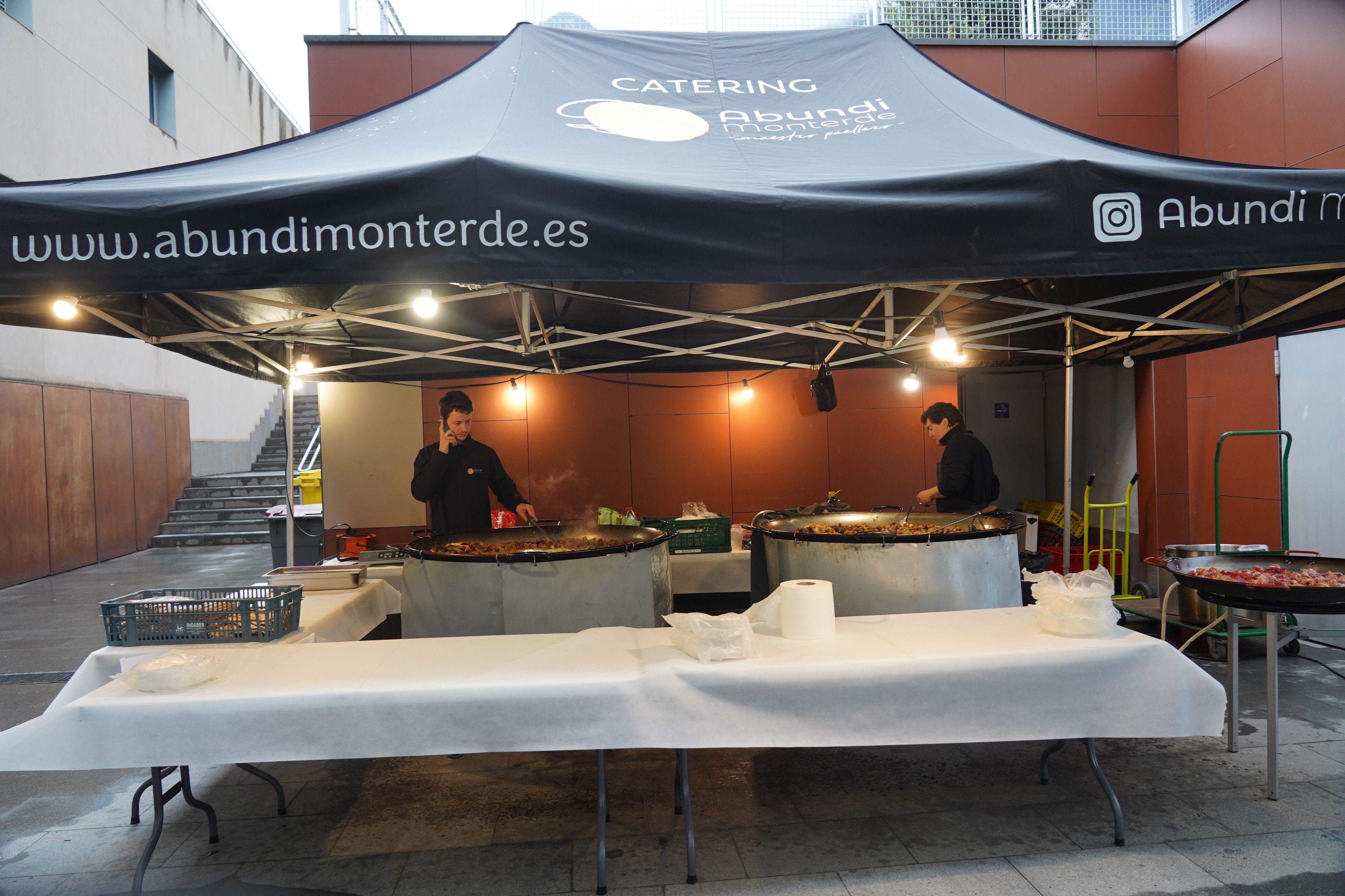 Al final, paella per a tots els assistents.
