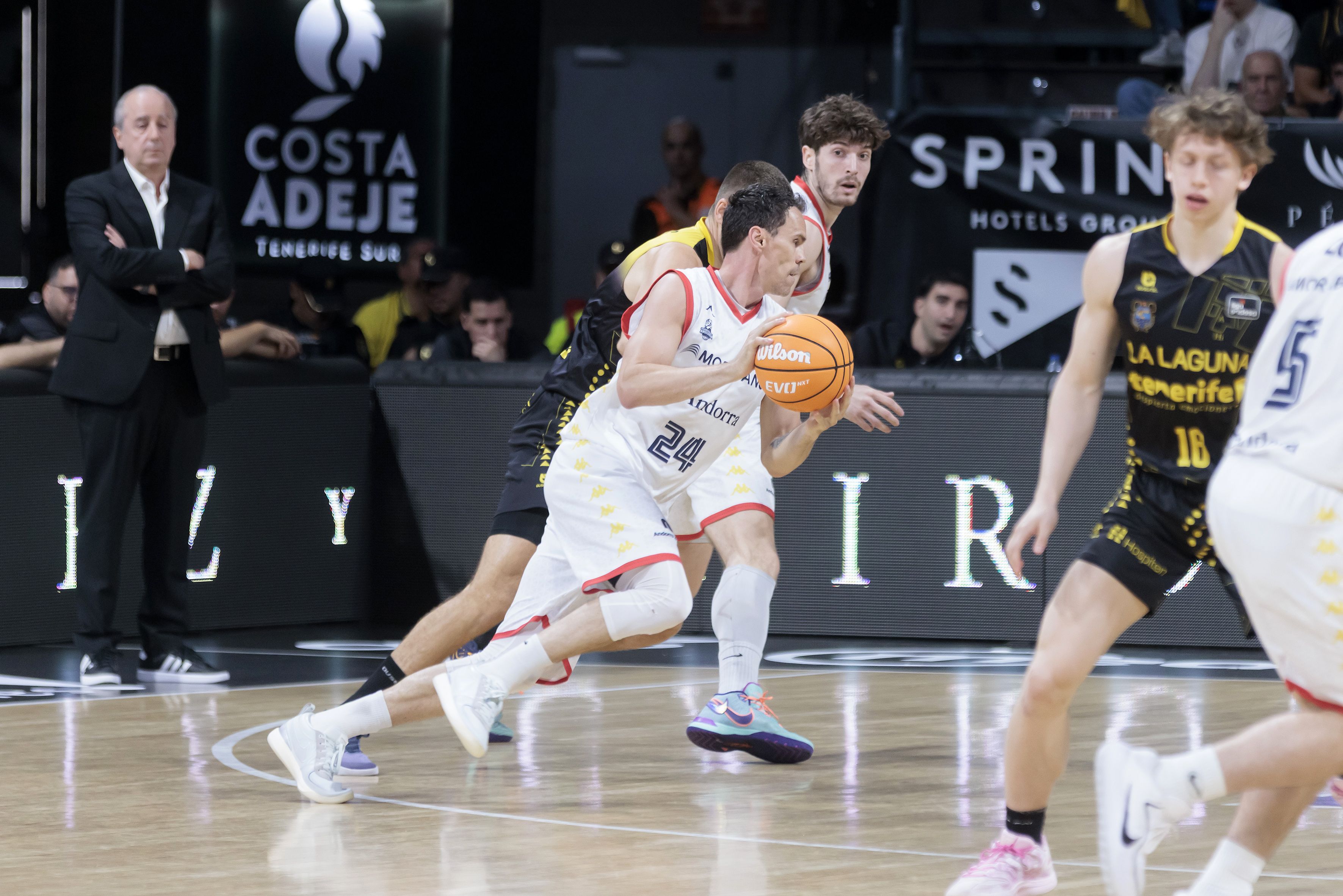 L'heroi del partit, Kyle Kuric, buscant-se una opció de tir. 