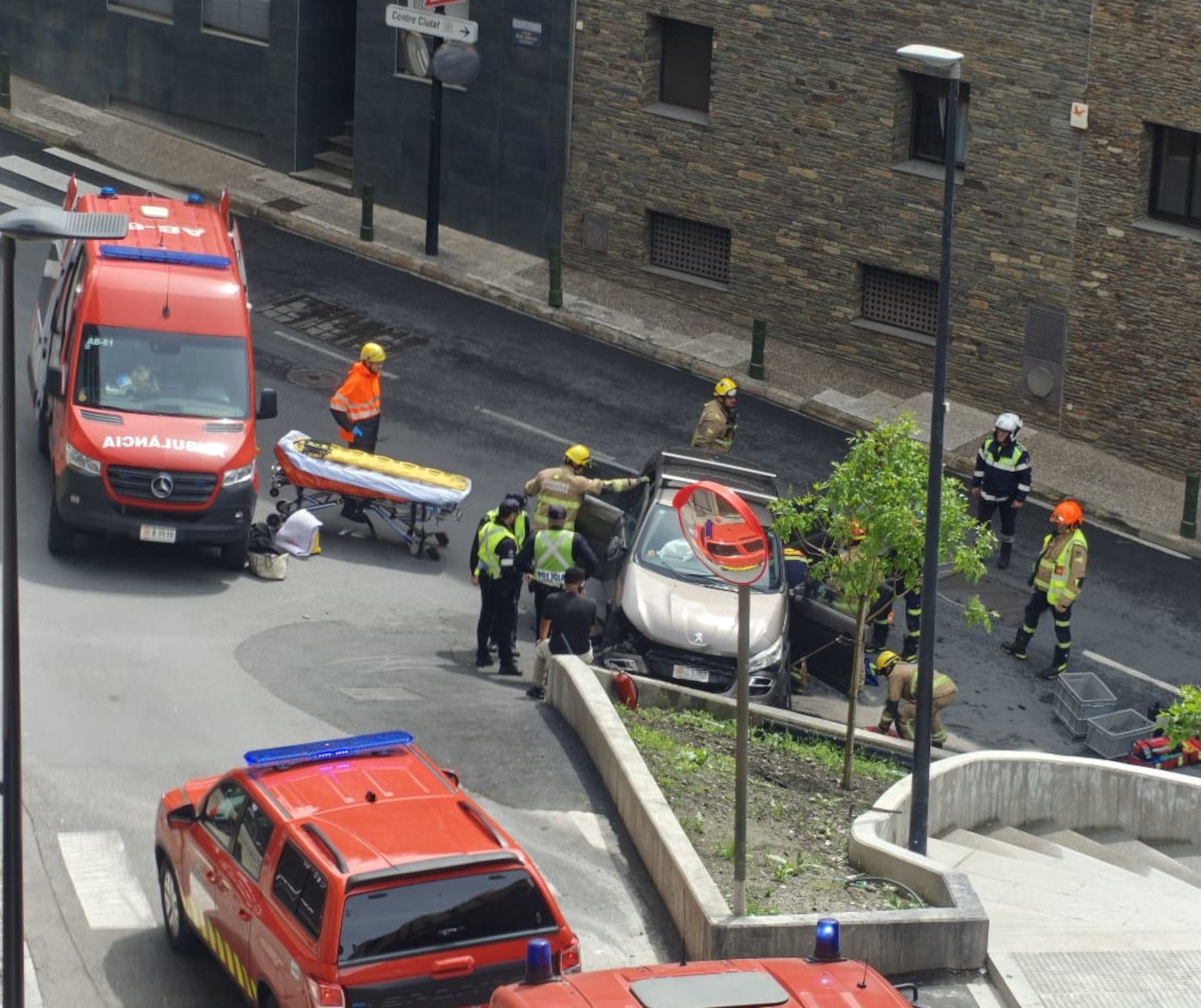 Efectius de bombers al lloc de l'accident.