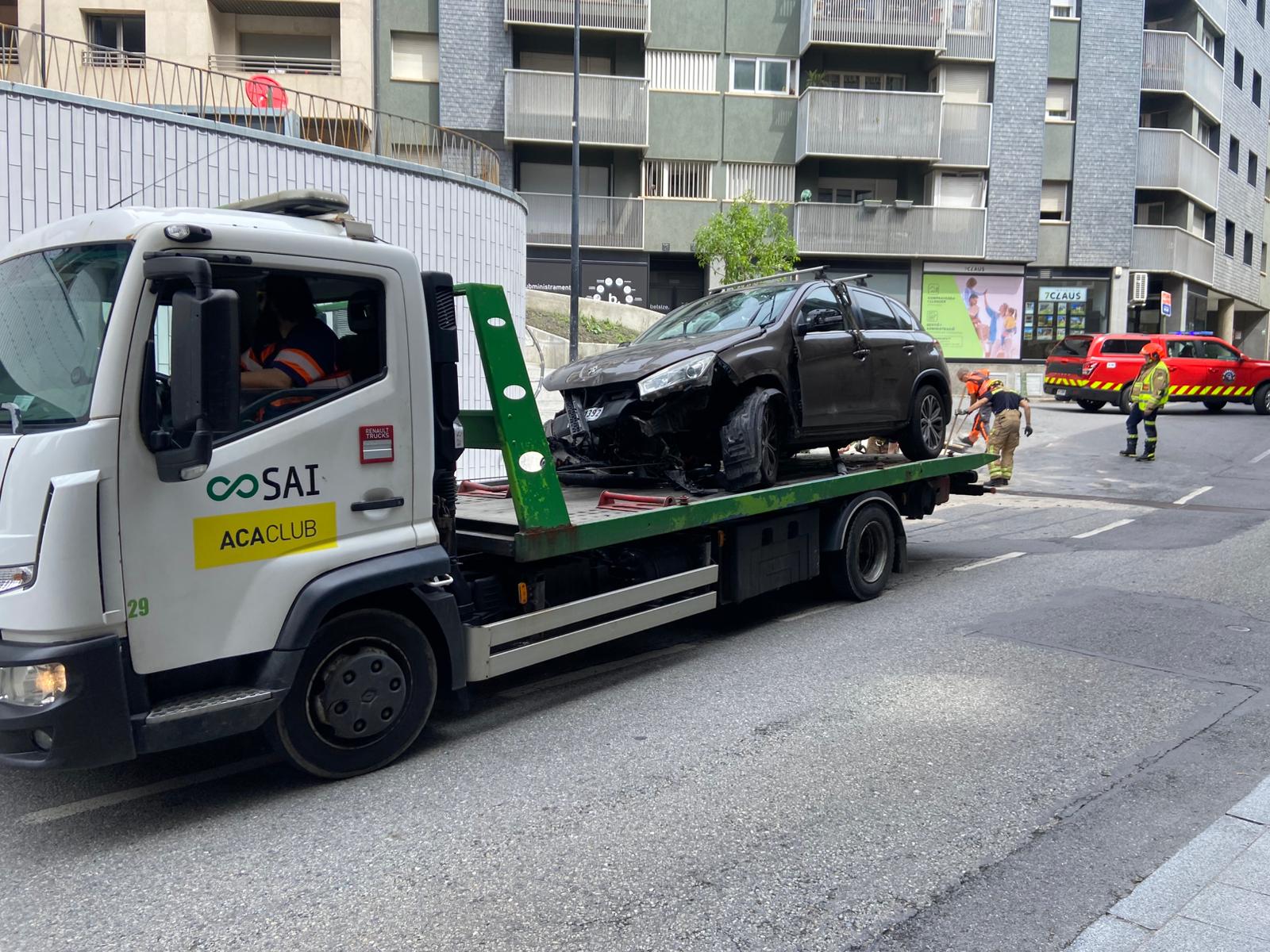 La grua emportant-se el vehicle accidentat.