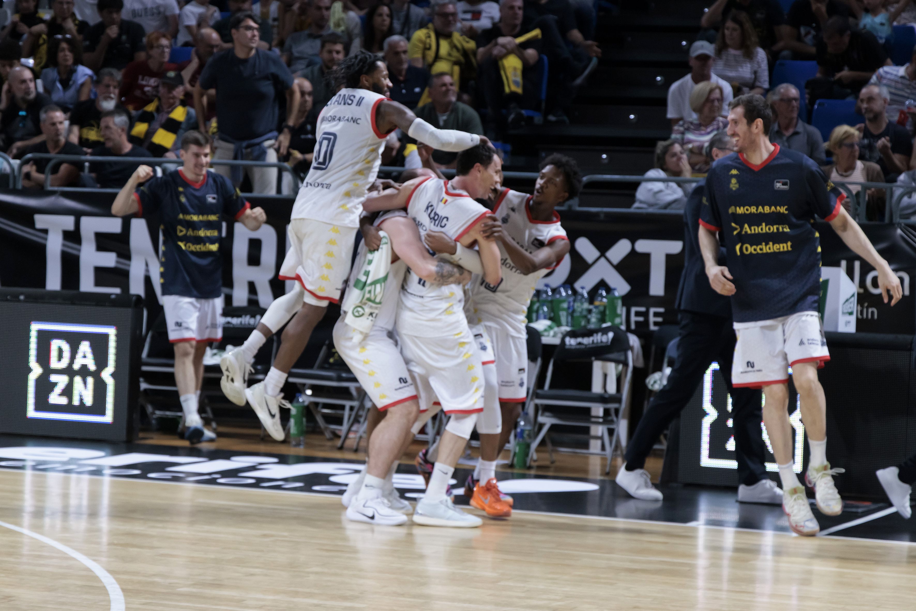Els jugadors de l'Andorra van embogir després del triple de l'escorta d'Indiana.