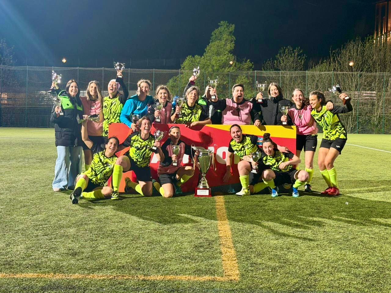 Les jugadores de l'FC Ordino, eufòriques en rebre el títol.