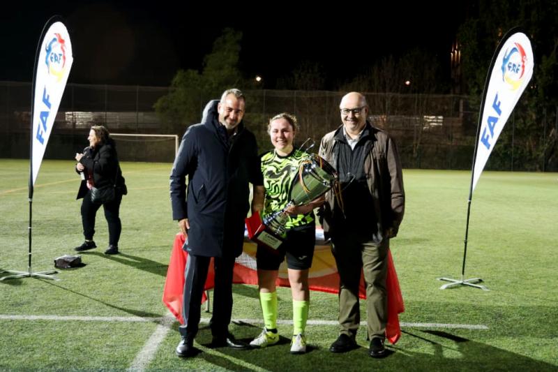 La capitana de l'FC Ordino, Marina Fernández, amb el títol de lliga que va rebre el passat