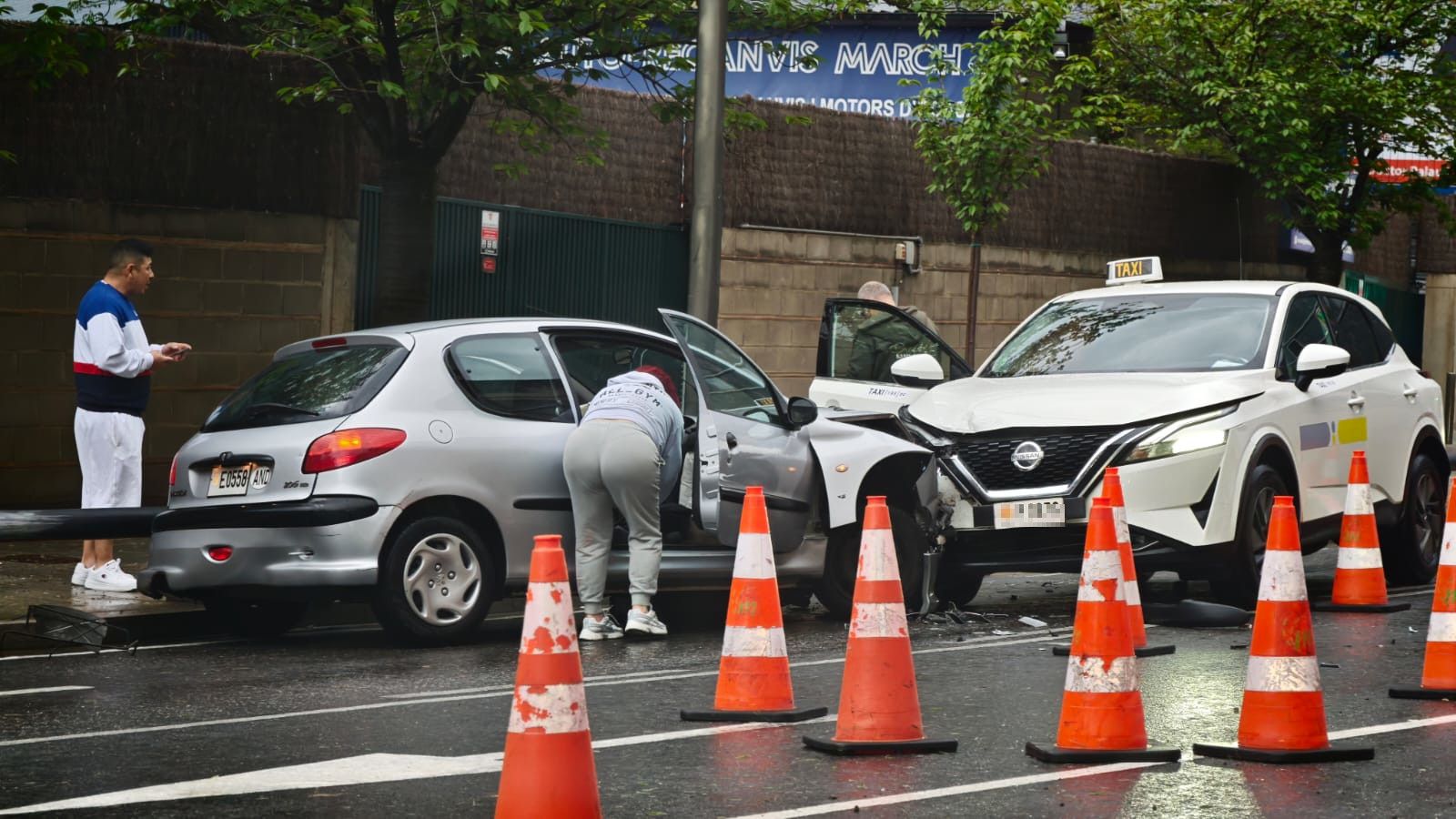Els dos cotxes han topat en un aparatós accident.