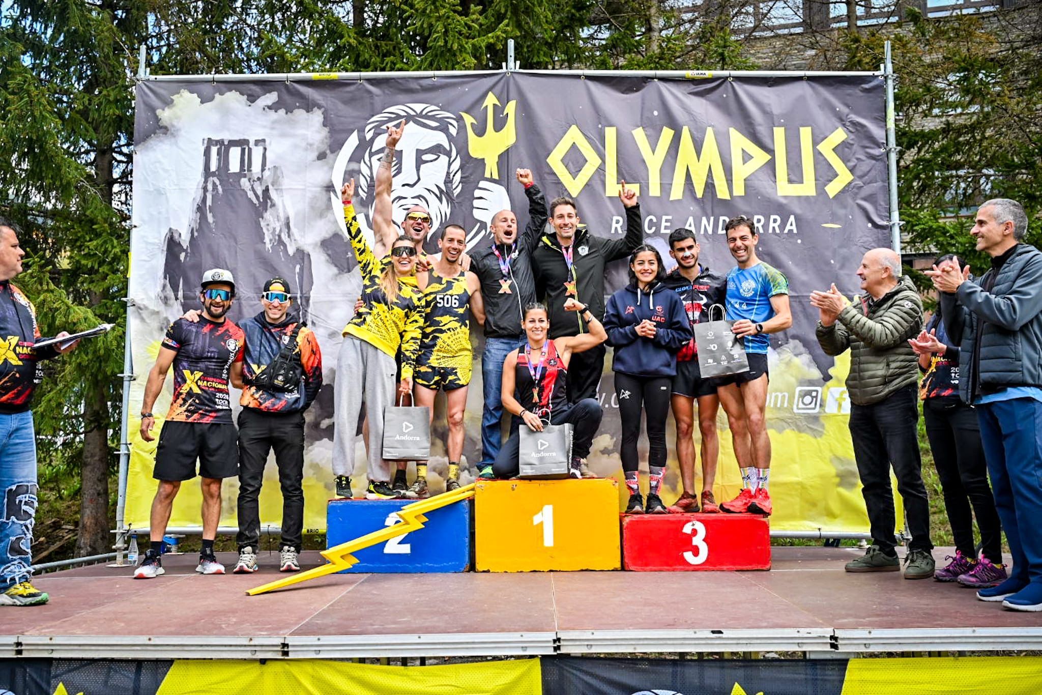 Els guanyadors d'aquesta edició de l'Olympus Race, junts al podi. 
