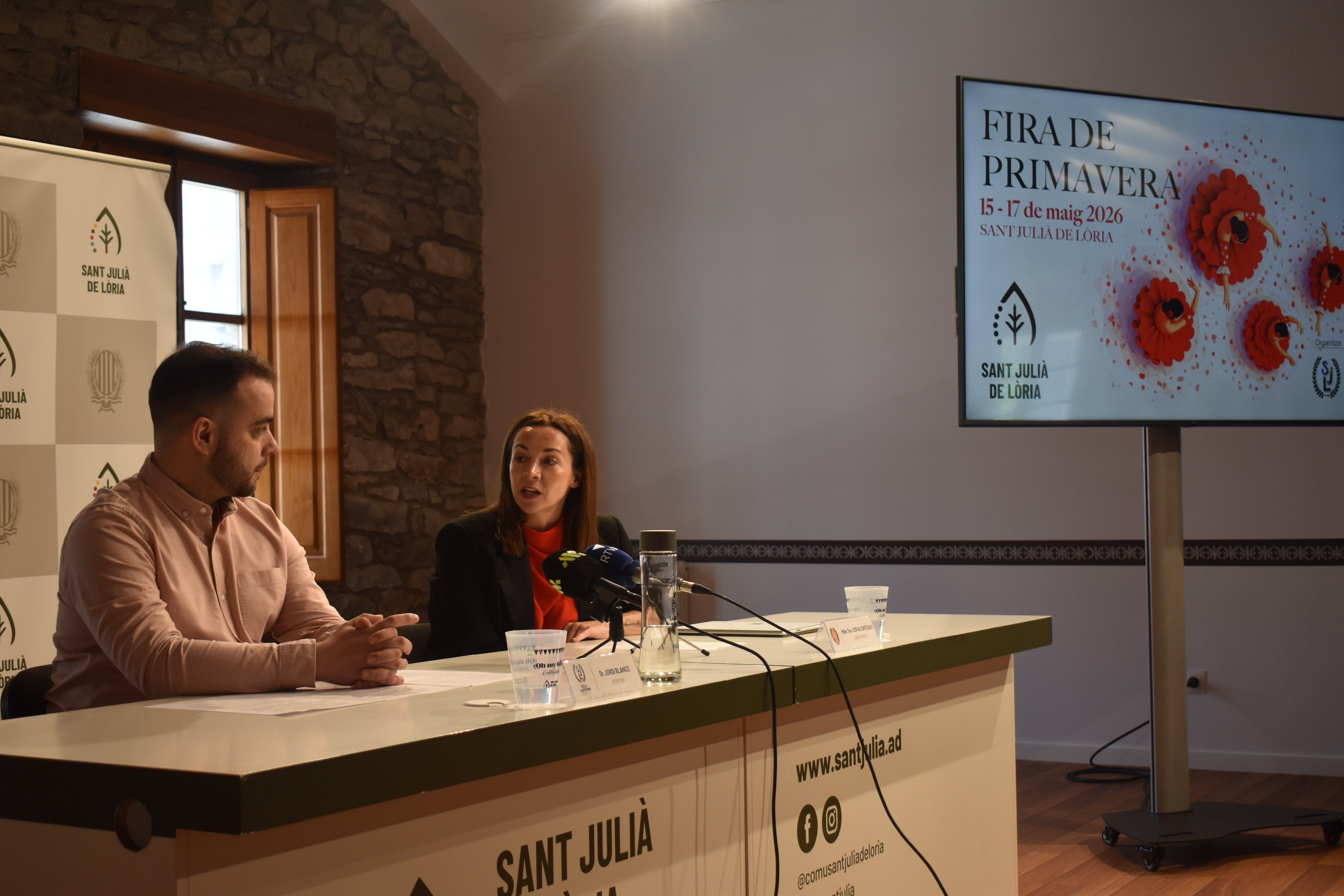 El secretari de la Colla Laurediana, Jordi Blanco, i la cònsol menor de Sant Julià de Lòria, Sofia Cortesao, en roda de premsa.