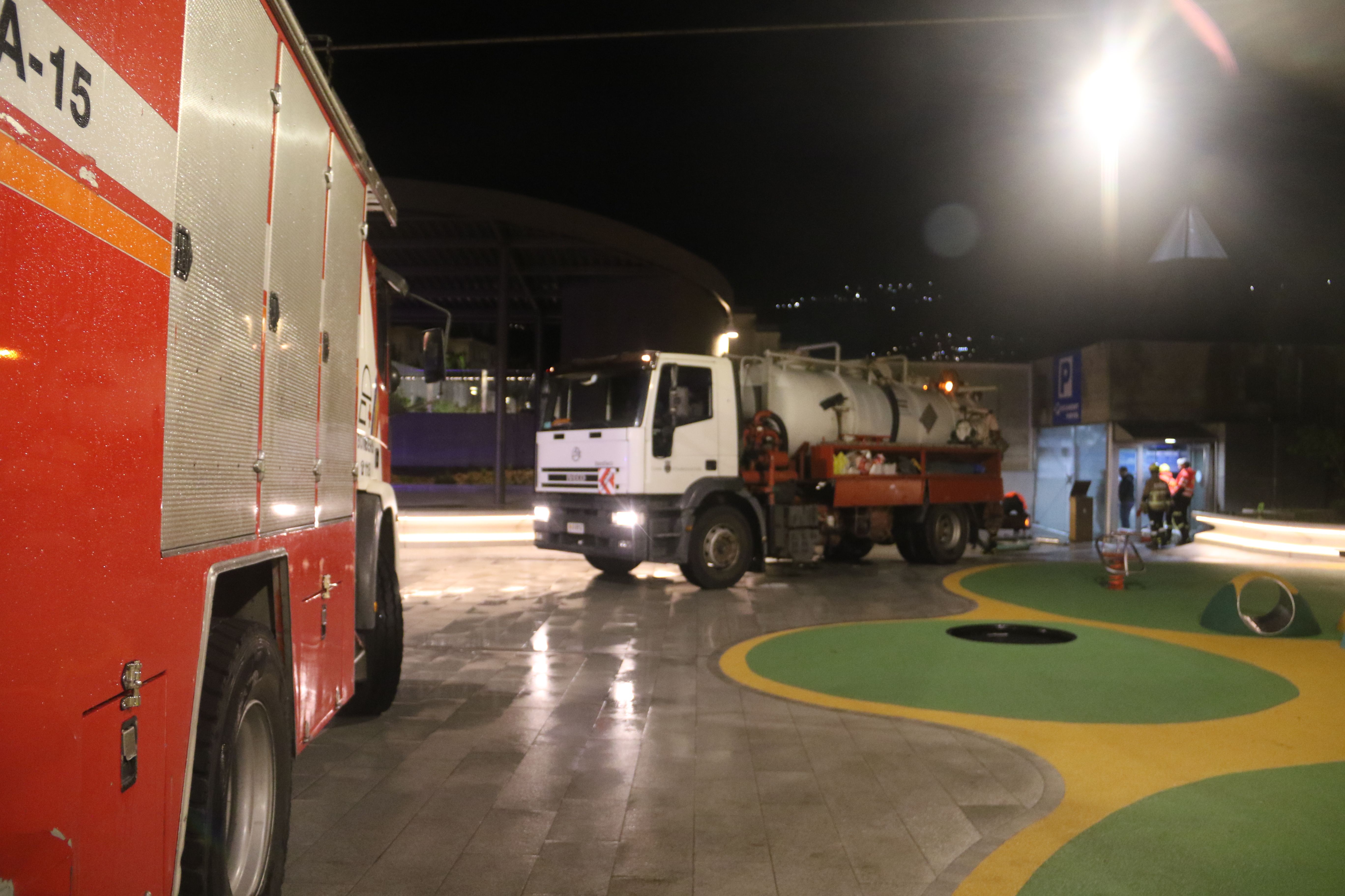 Bombers i operaris d'higiene comunal a la plaça.