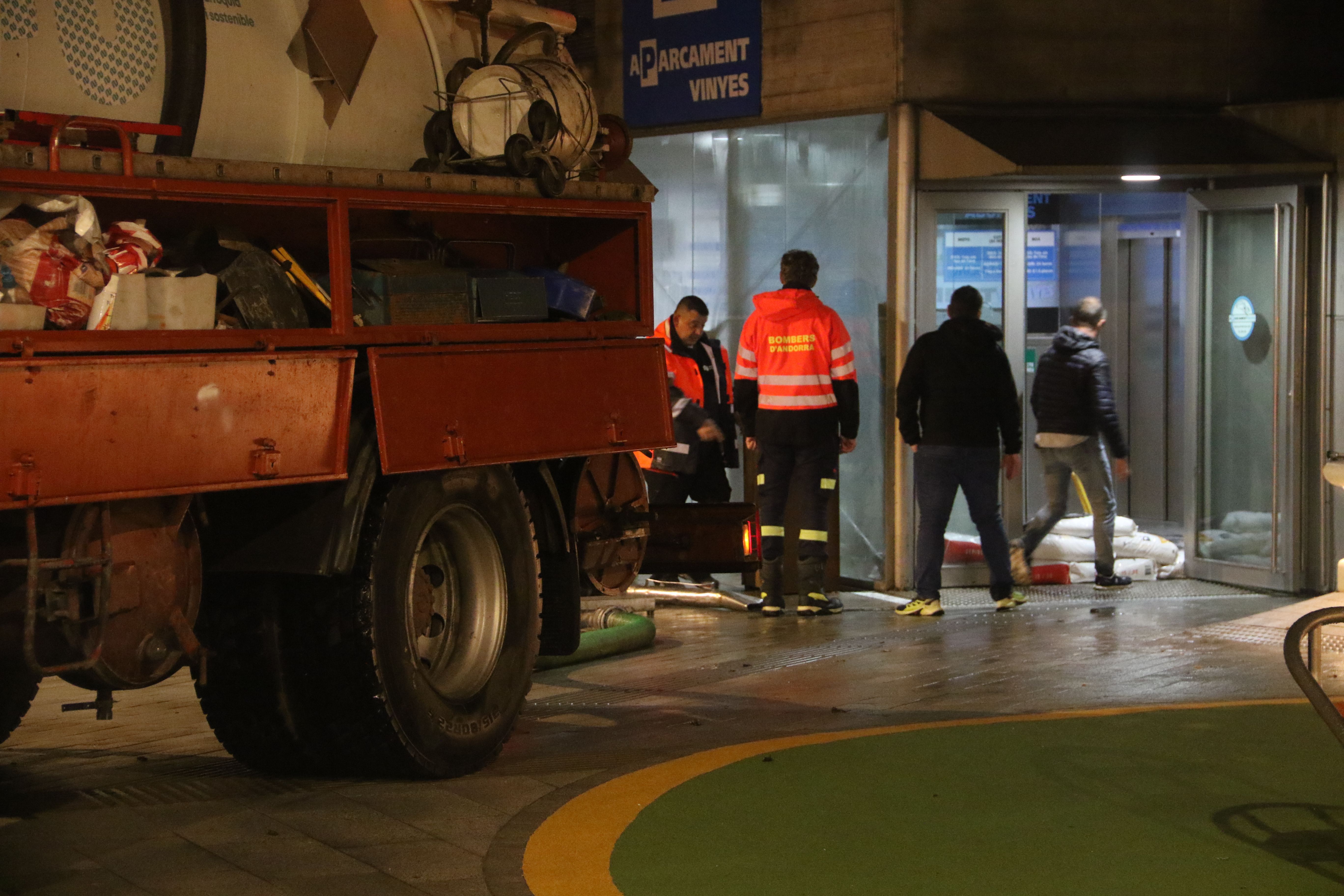 Bombers i operaris d'higiene comunal a la plaça.