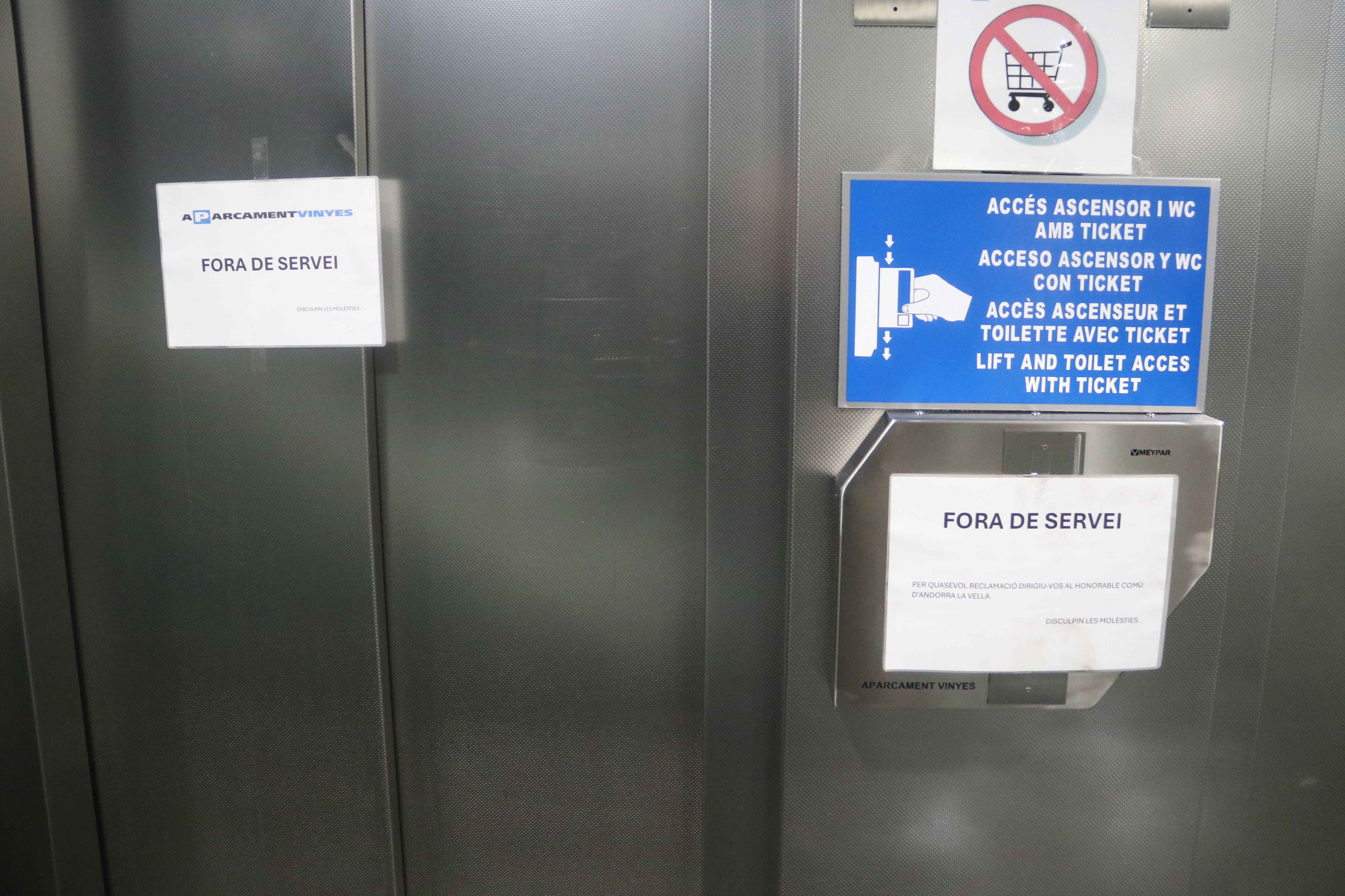 Els ascensors fora de servei.