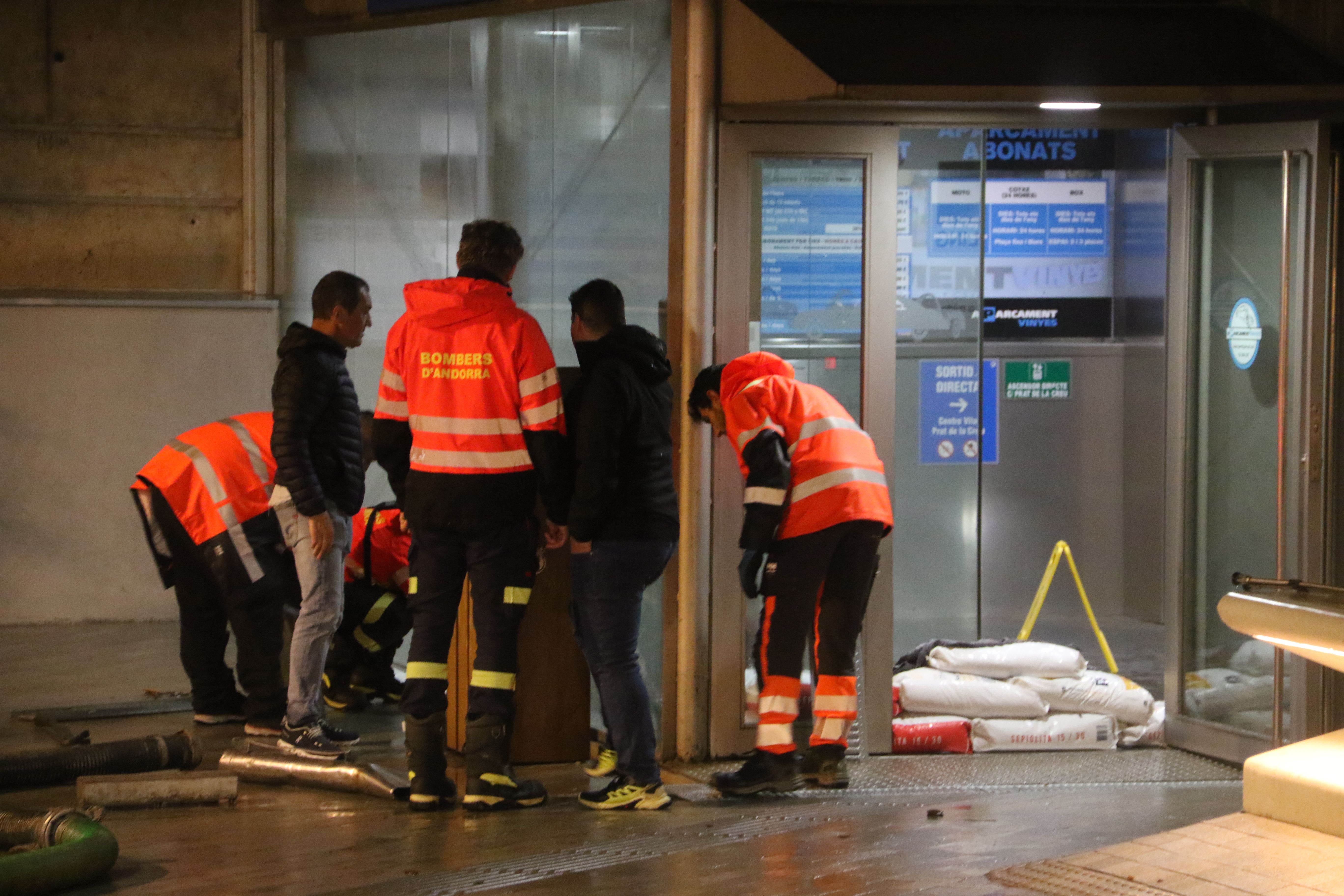 Bombers, operaris del comú i representants de la propietat avaluant la situació aquesta nit.