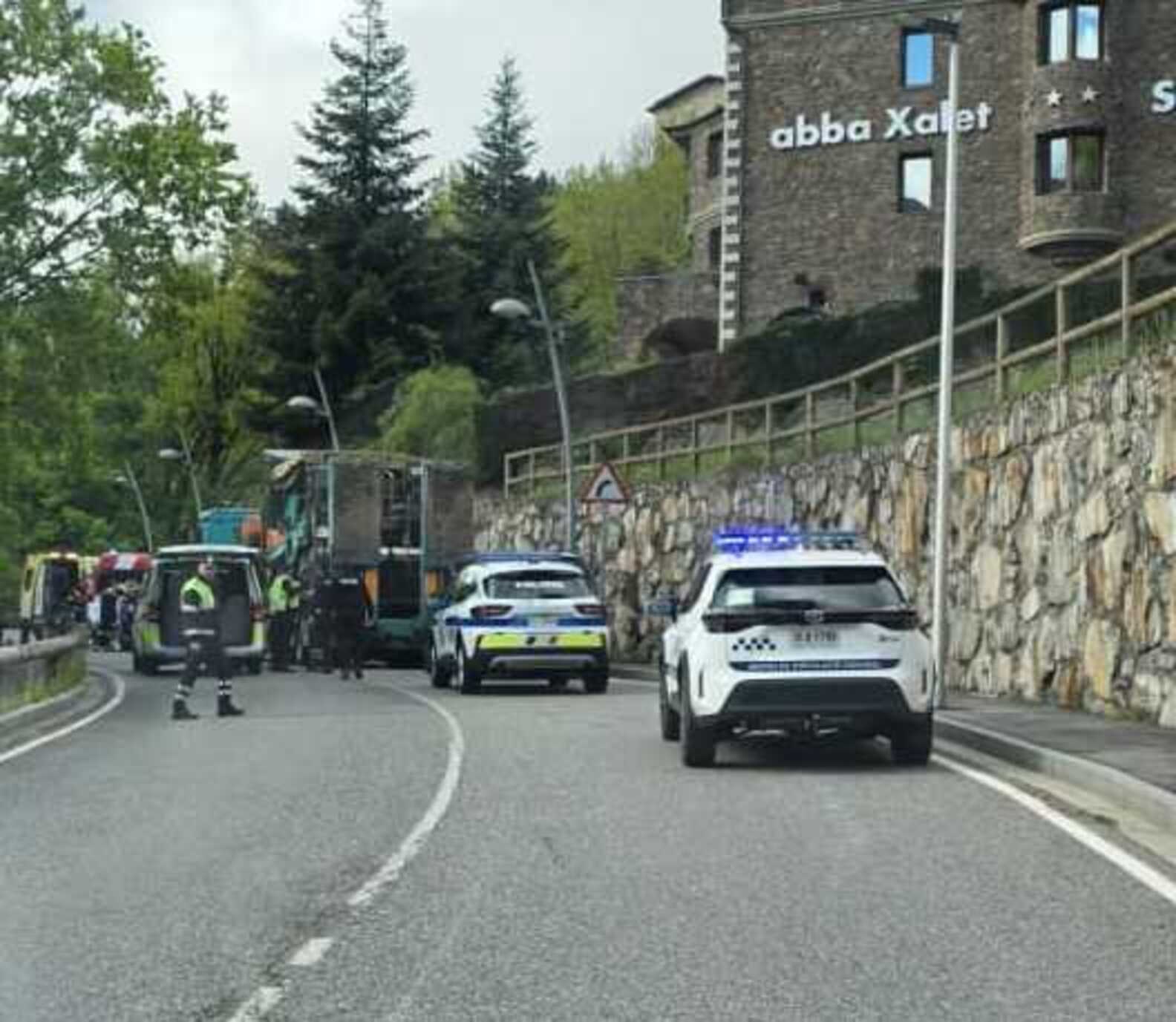 Una imatge de la mobilització de vehicles d'emergència a la zona.