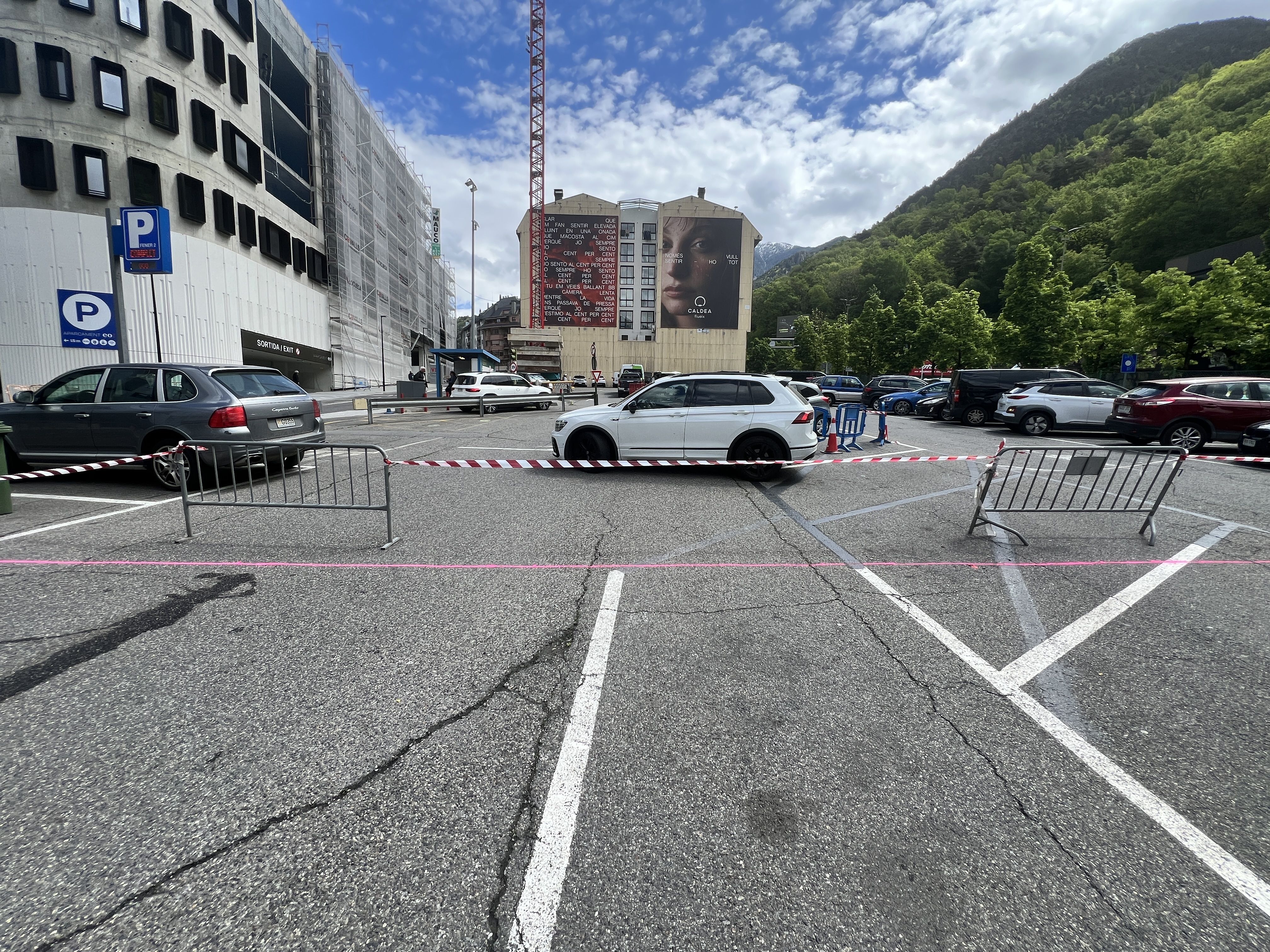 Vehicles sortint de l'aparcament ja reduït a la meitat.