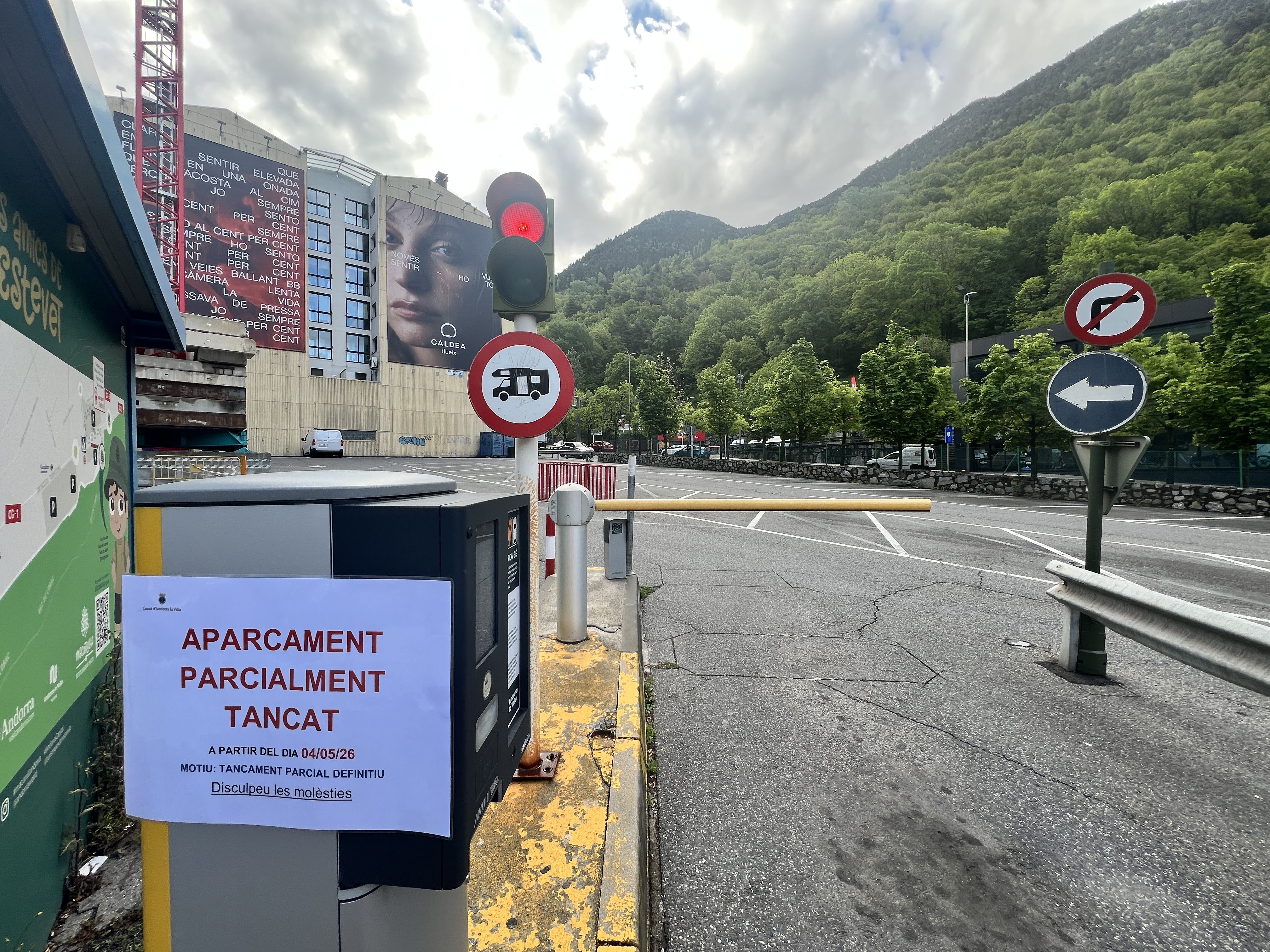 El cartell i el semàfor en vermell de bon matí, quan estava tot l'aparcament fora de servei.