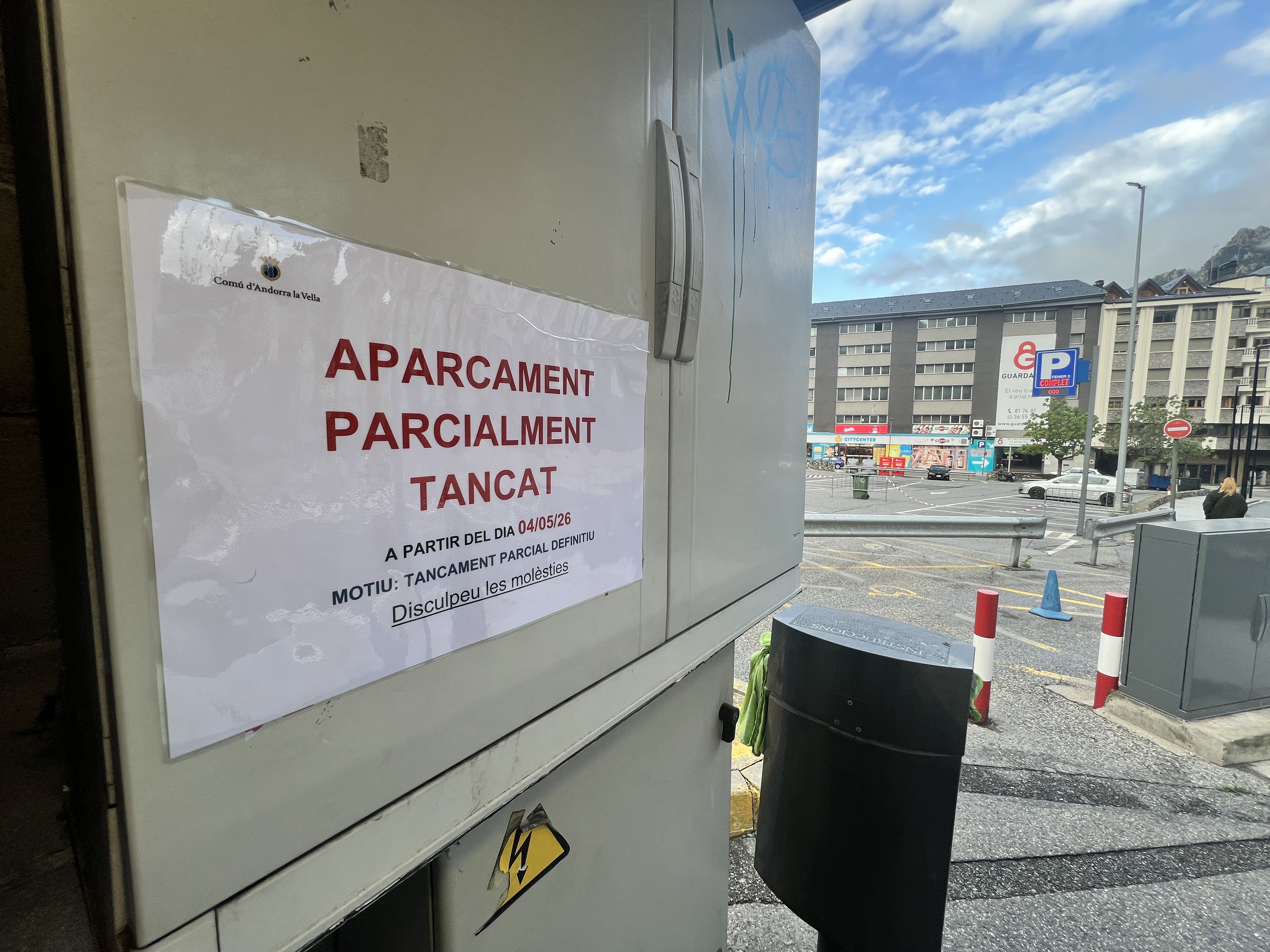 El cartell i el semàfor en vermell de bon matí, quan estava tot l'aparcament fora de servei.