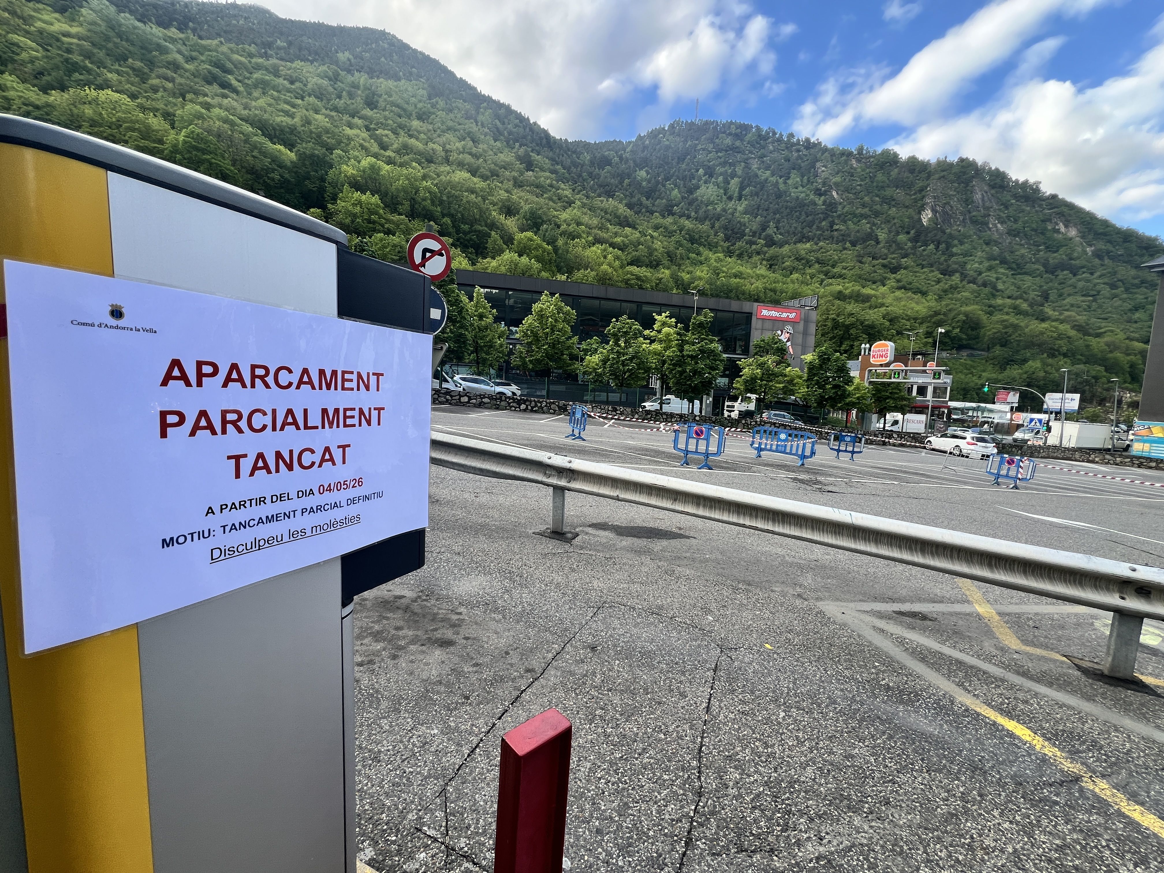 El cartell i el semàfor en vermell de bon matí, quan estava tot l'aparcament fora de servei.