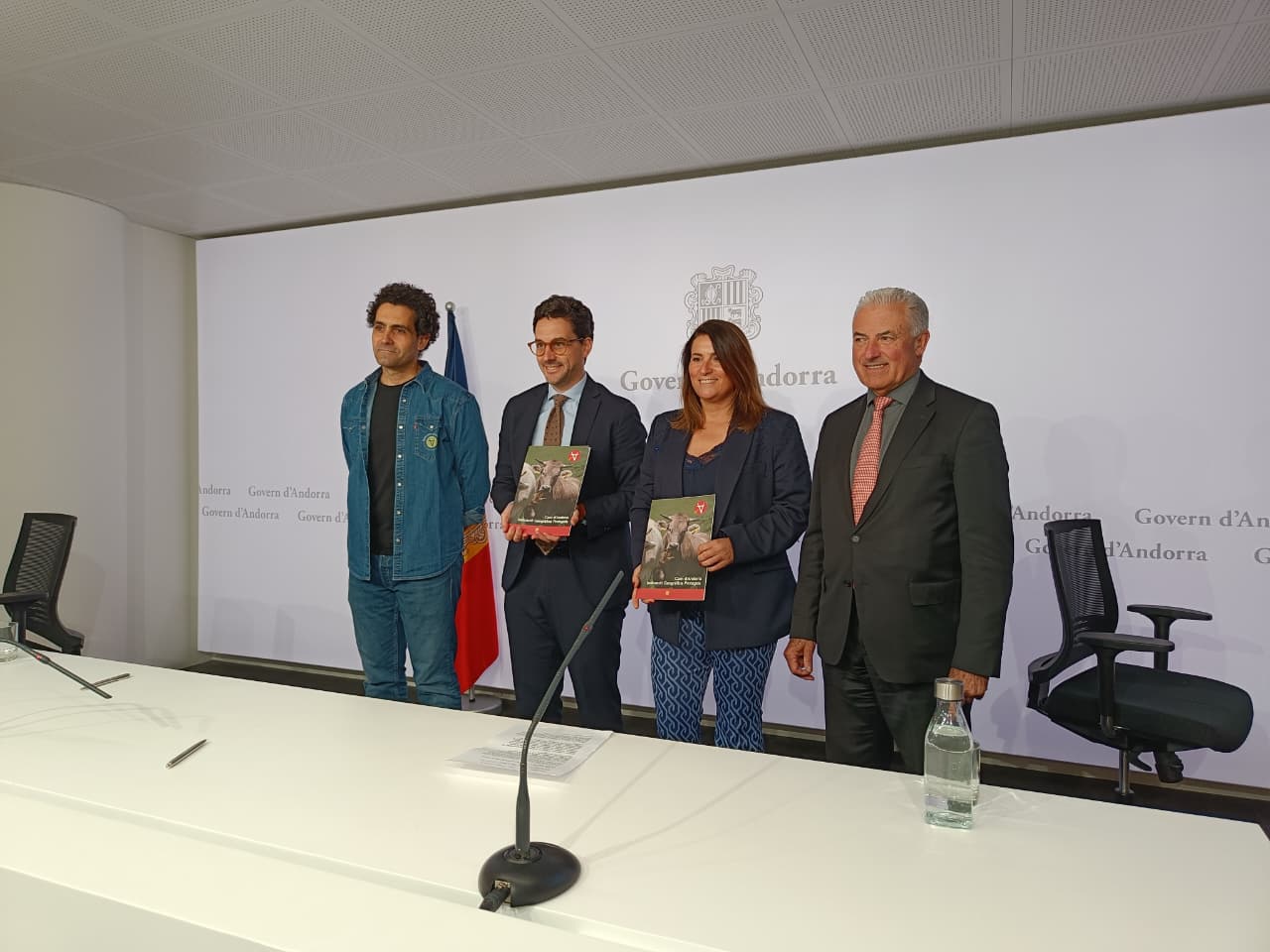 Moment de la firma del nou conveni per portar carn de qualitat a les escoles.