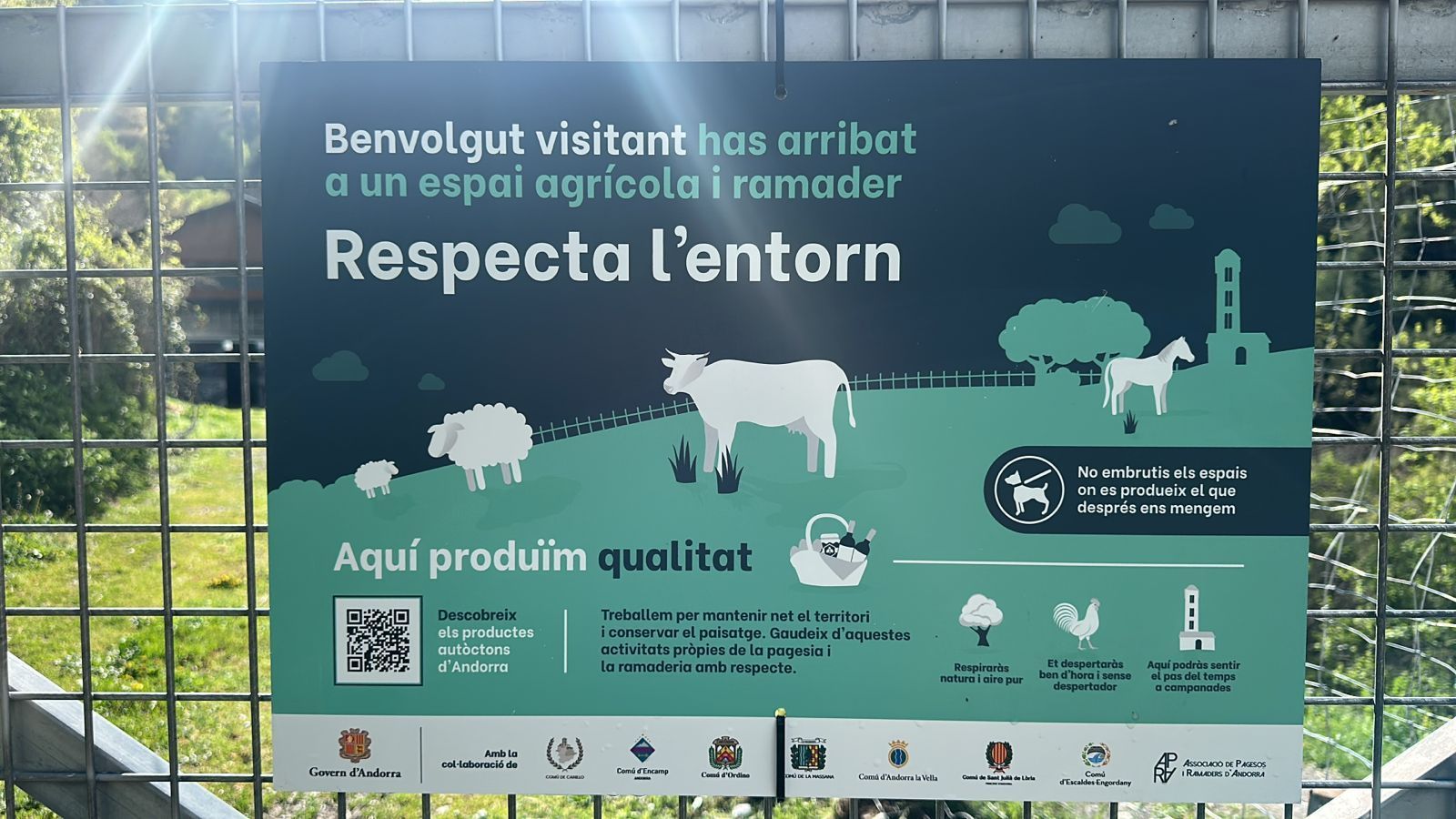 Un dels rètols que busca la bona convivència entre animals domèstics i de renda.