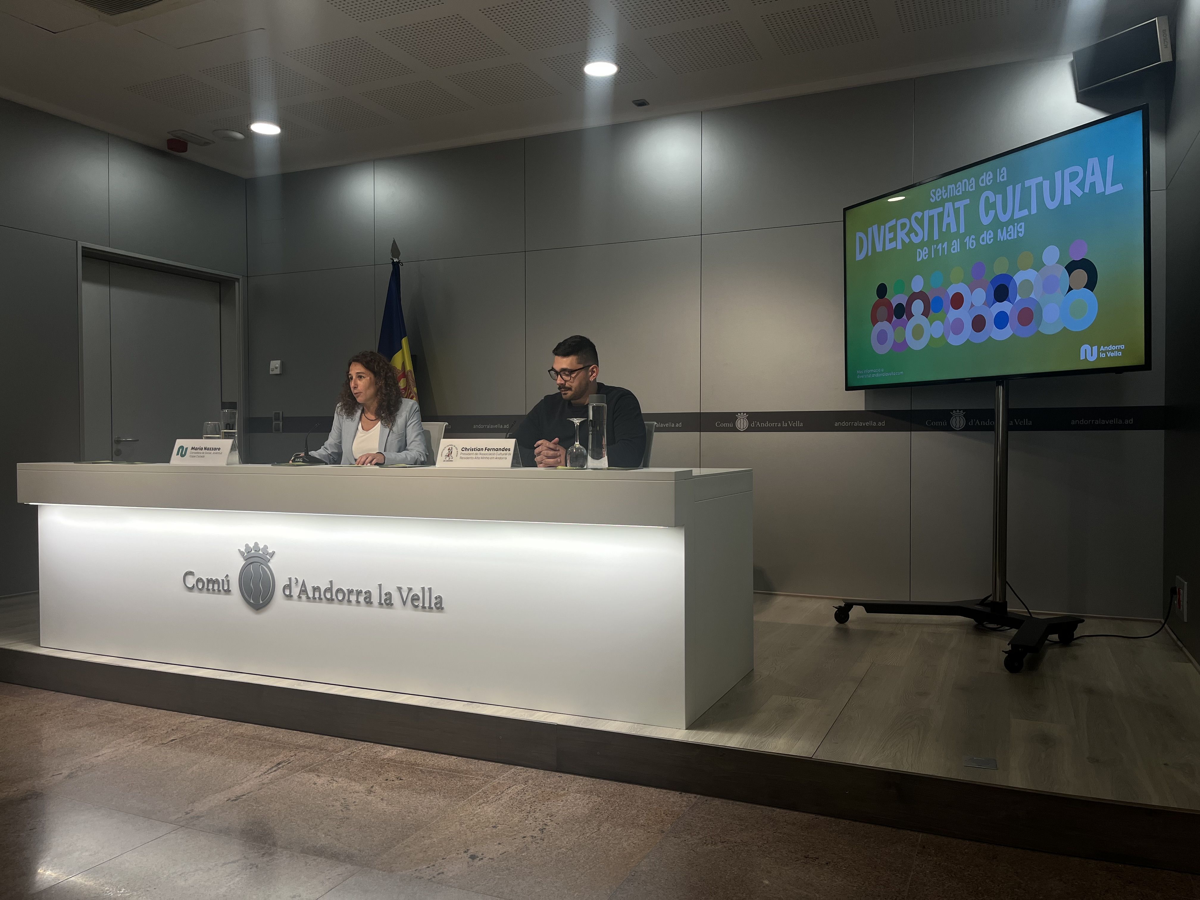 La consellera de Social, Joventut i Espai Ciutadà, Maria Nazzaro, i el representant de l’Associació Cultural de Residents do Alto Minho em Andorra, Christian Fernandes.