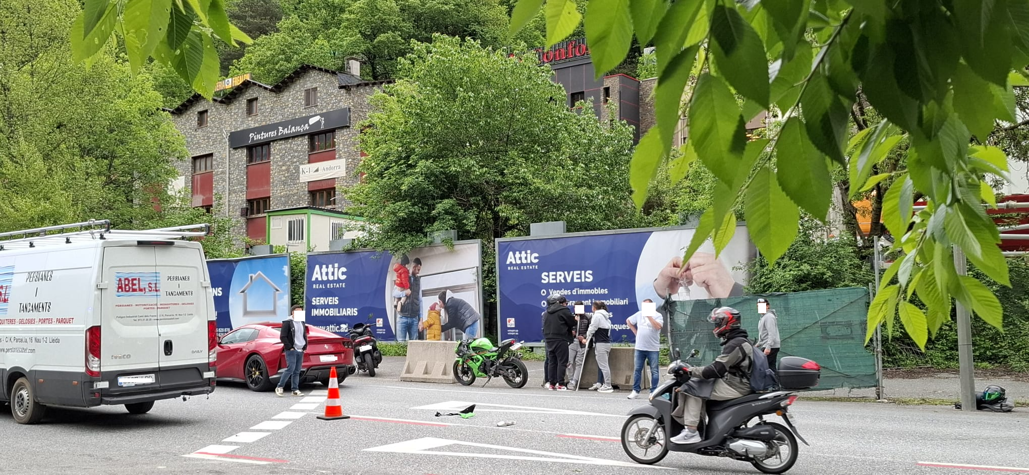 Un motorista ferit en un accident en el qual s’hi han vist implicats també un camió i un turisme