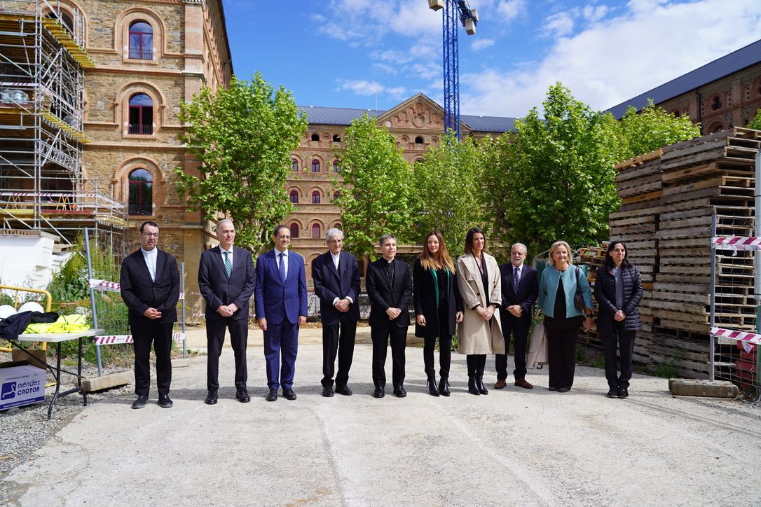 Les autoritats assistents a la visita d’obres del futur centre de salut mental Sant Lluís, a La Seu d'Urgell. Les autoritats assistents a la visita d’obres del futur centre de salut mental Sant Lluís, a La Seu d'Urgell.