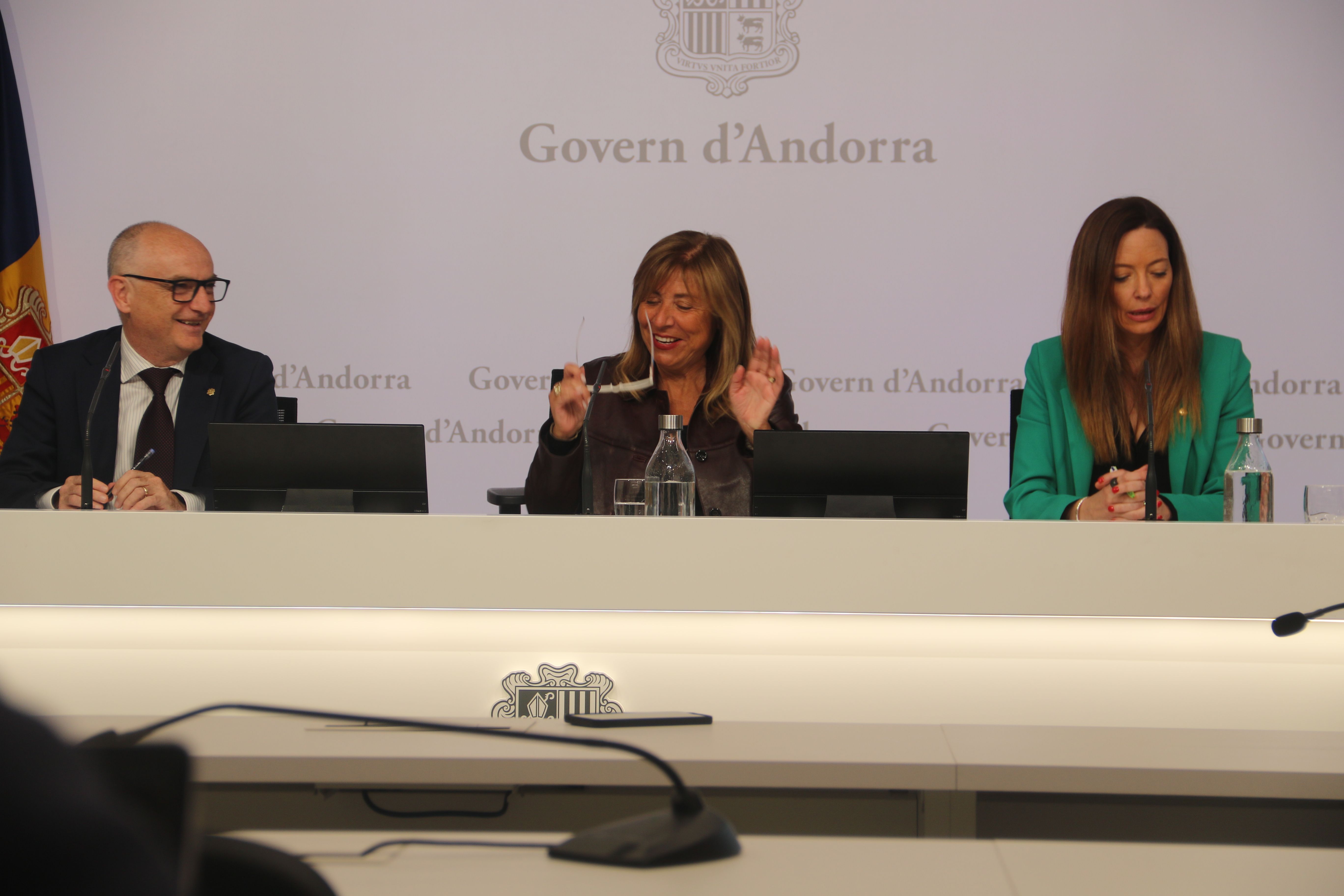 Ramon Lladós, Conxita Marsol i Helena Mas, amb cares de satisfacció, durant la compareixença per explicar les mesures.